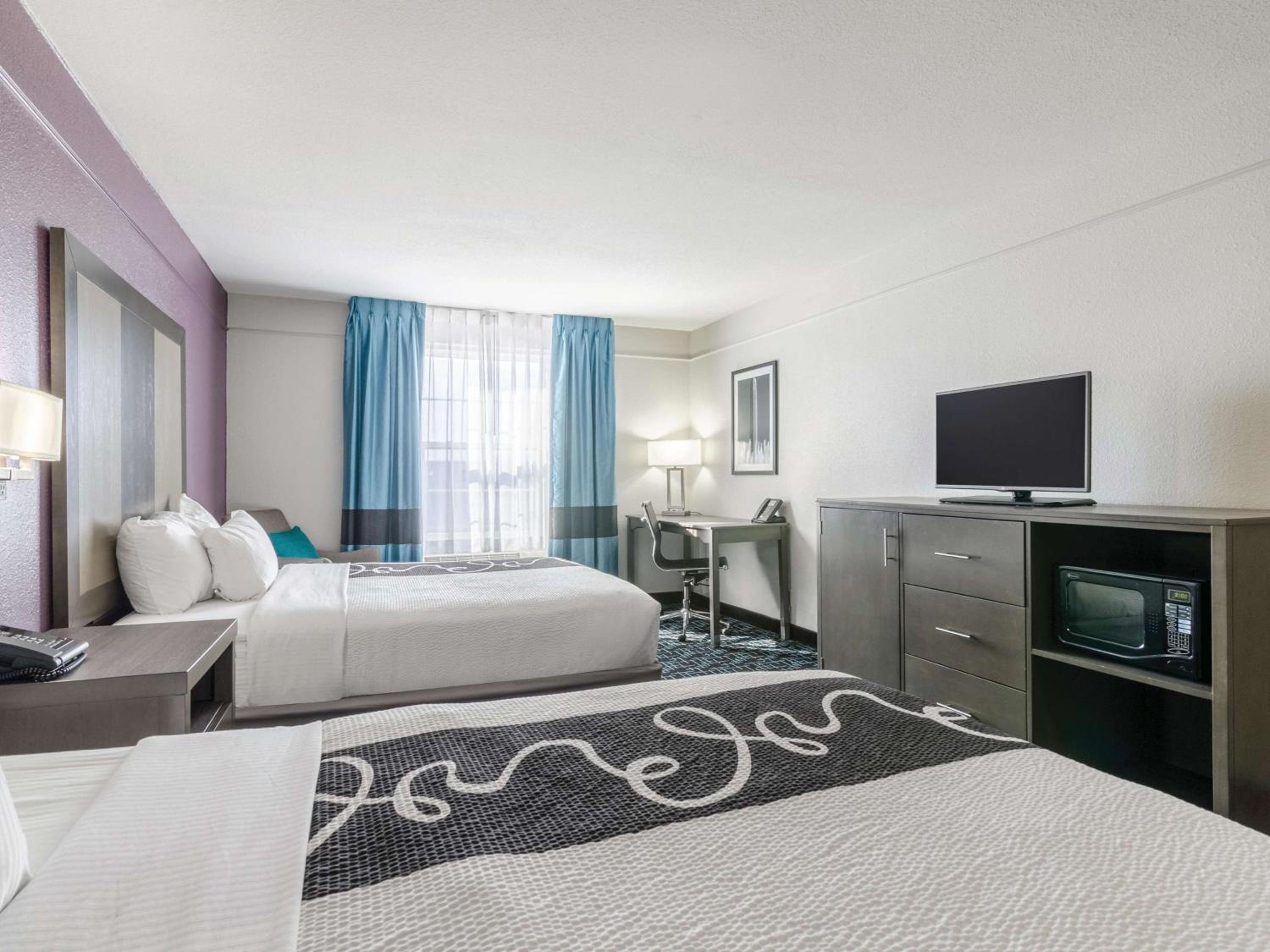 Queen Room with Two Queen Beds - Non-Smoking - Photo 1