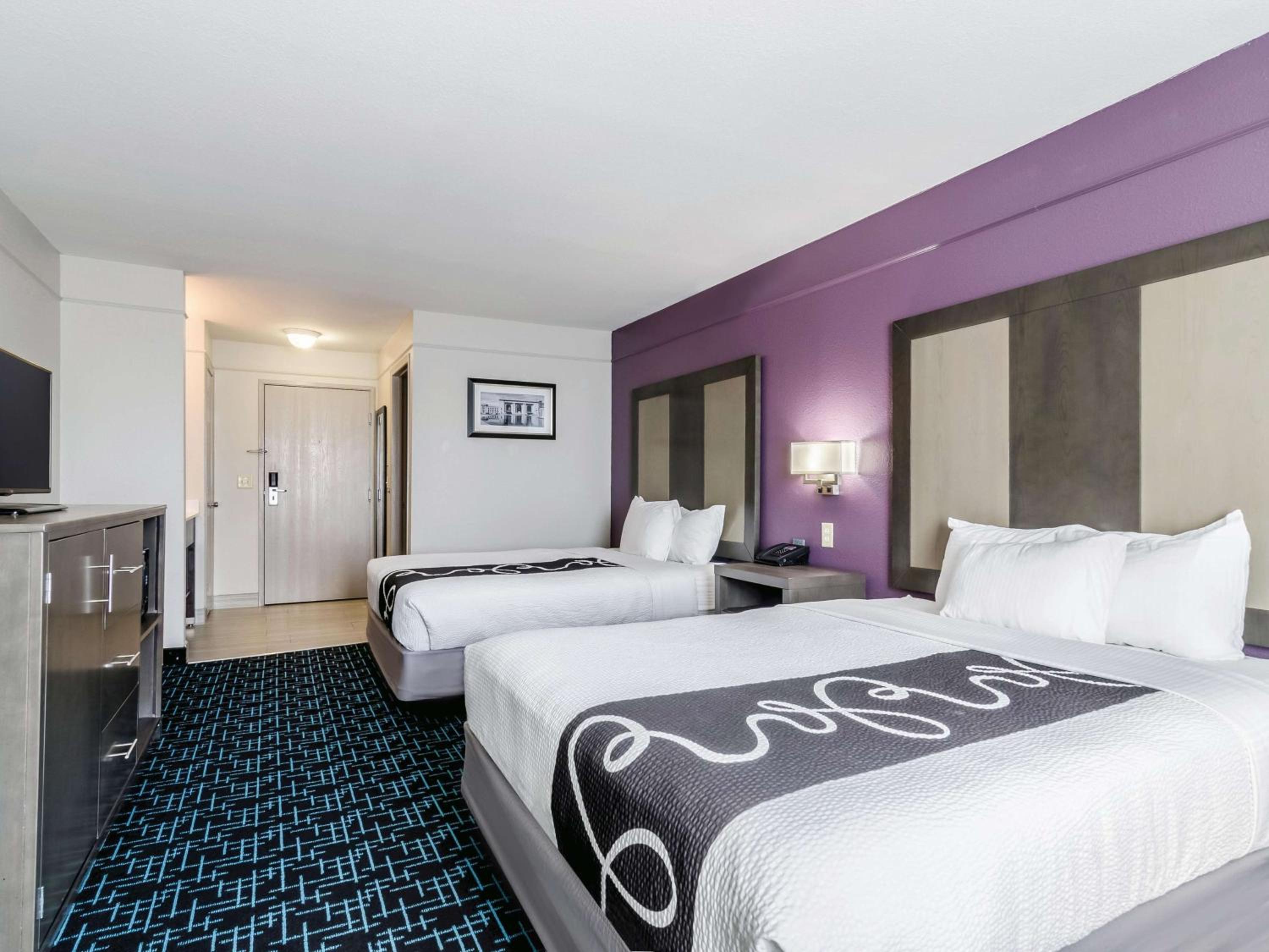 Queen Room with Two Queen Beds - Non-Smoking - Photo 3