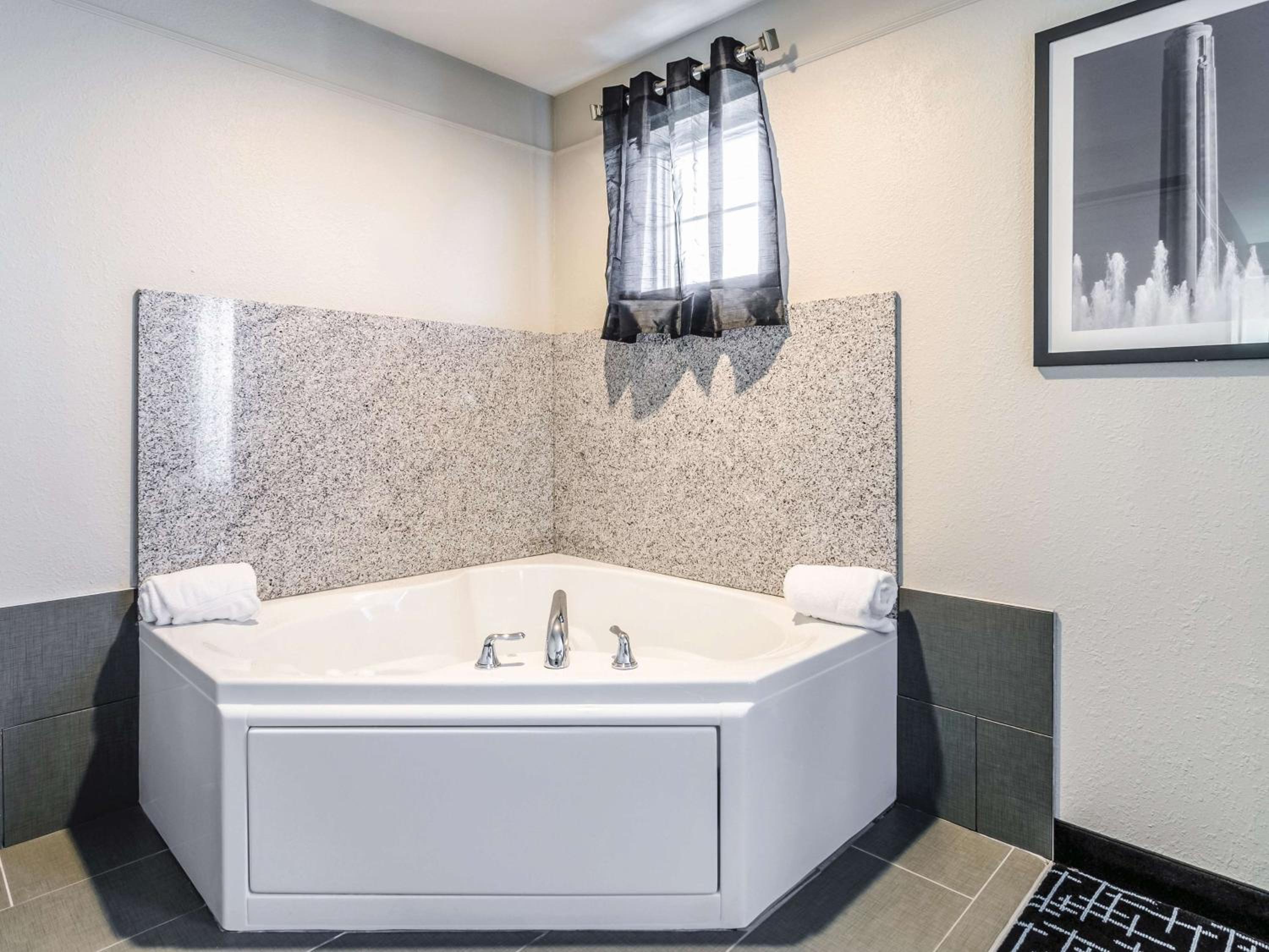 1 King Bed, Deluxe Studio Suite, Jetted Tub, Non-Smoking - Photo 5