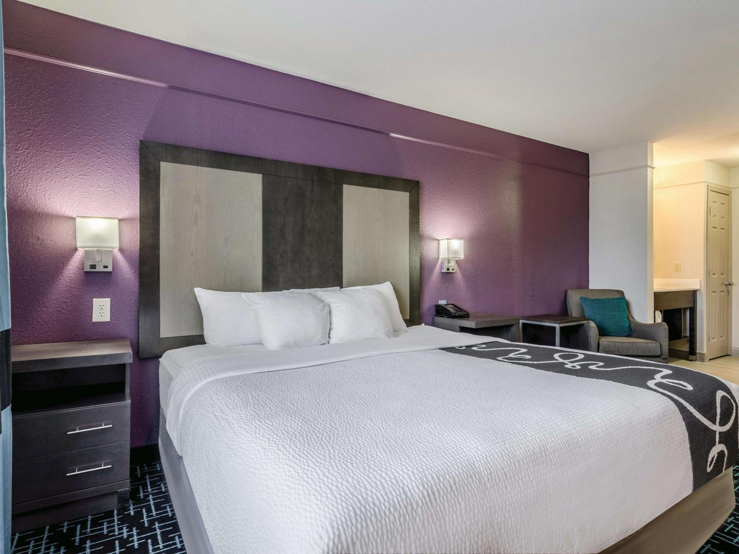 King Room - Non-Smoking - Photo 2