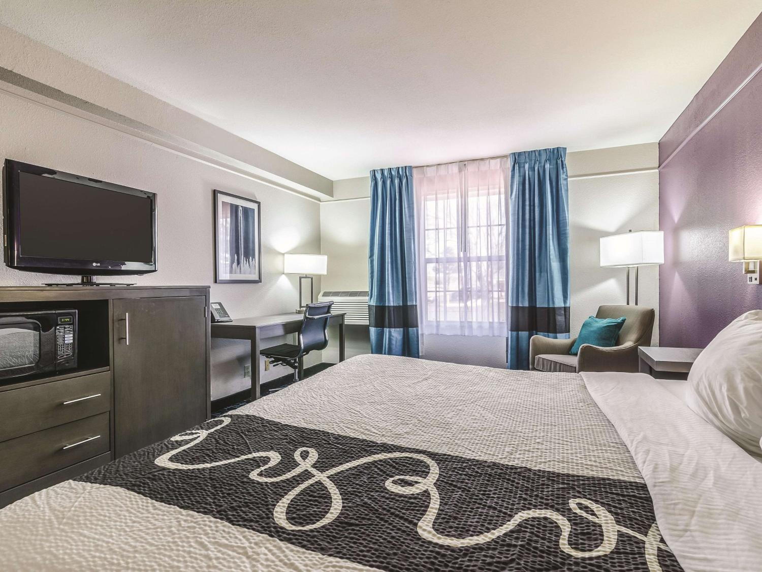 Queen Room with Two Queen Beds - Non-Smoking - Photo 4