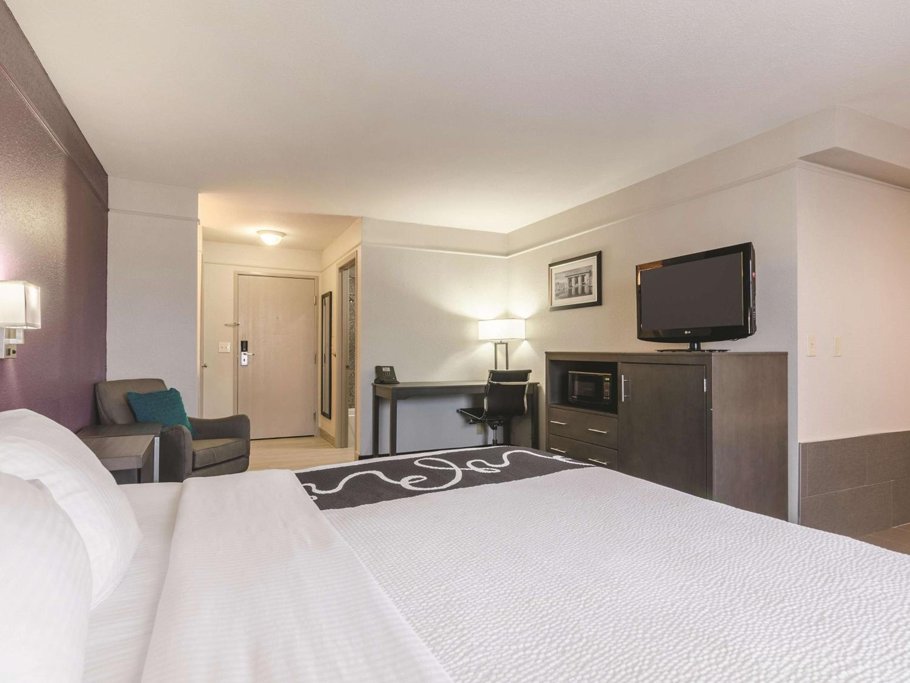 1 King Bed, Deluxe Studio Suite, Jetted Tub, Non-Smoking - Photo 3