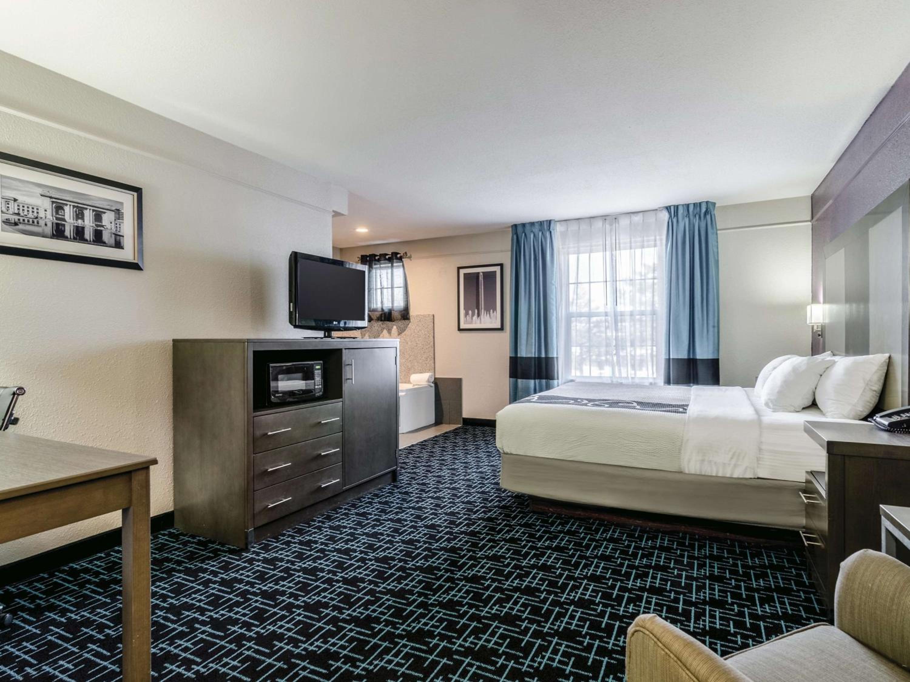 1 King Bed, Deluxe Studio Suite, Jetted Tub, Non-Smoking - Photo 2