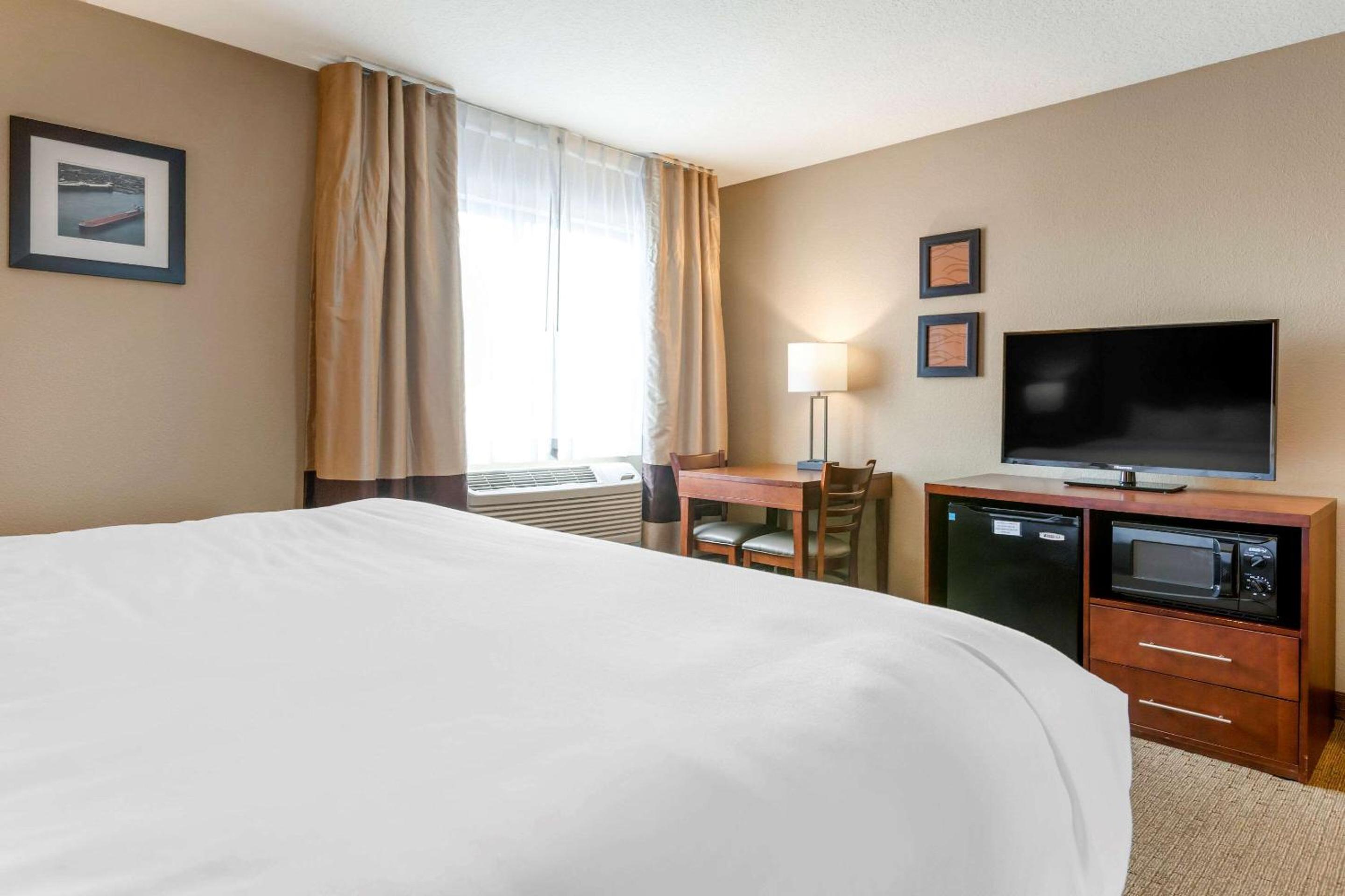 King Room - Non-Smoking - Photo 2