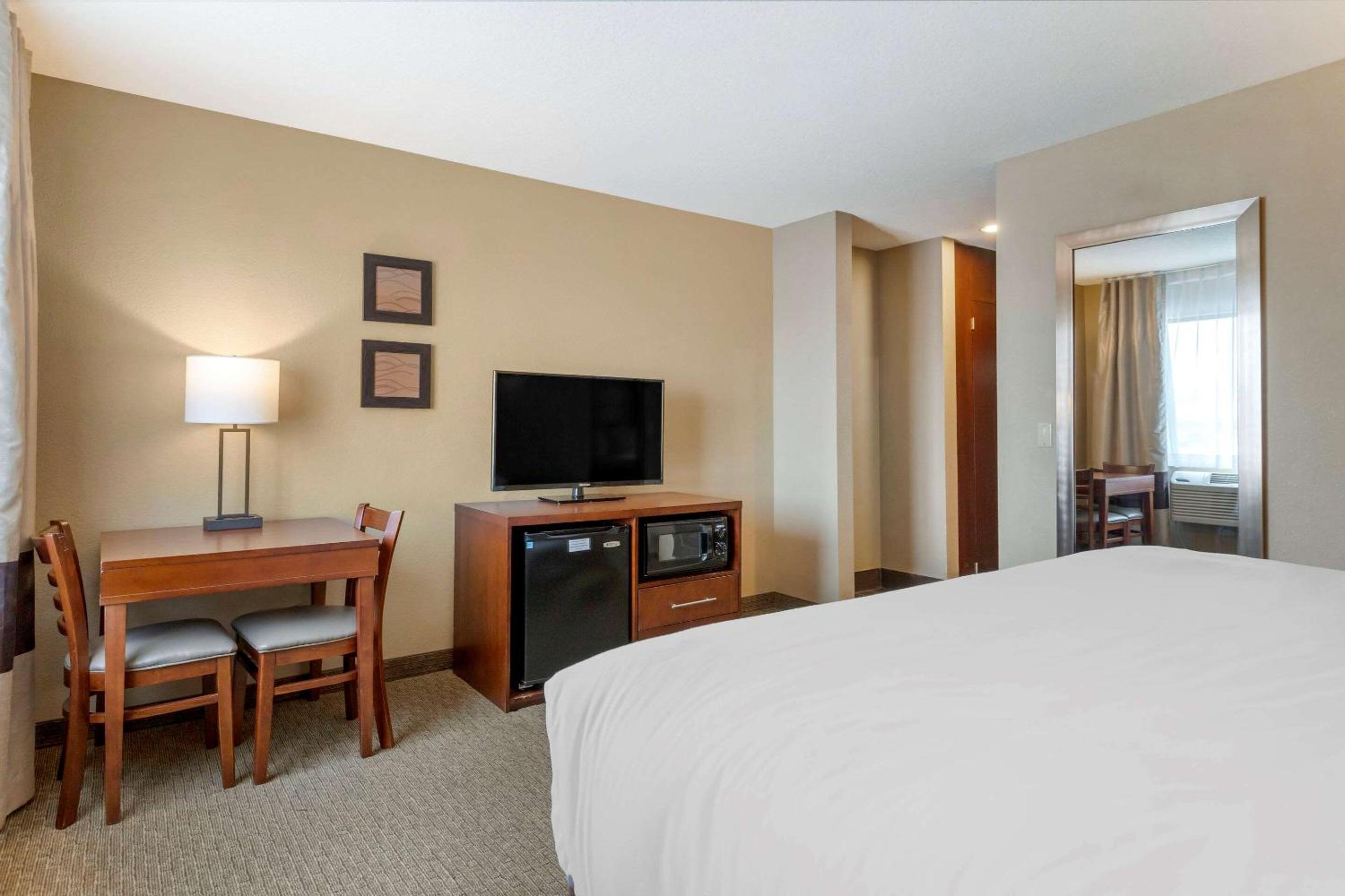 King Room - Non-Smoking - Photo 3