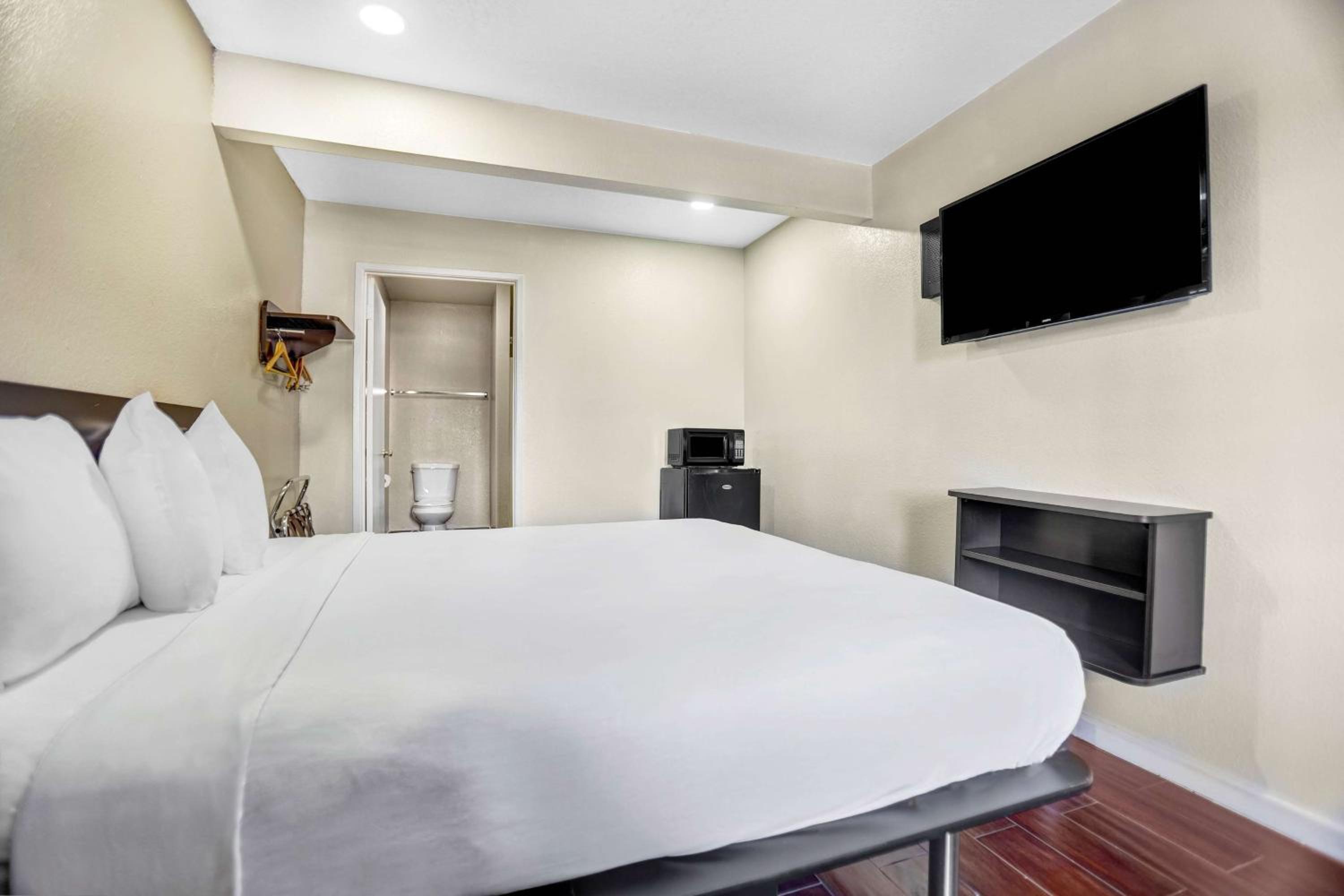 Deluxe King Room - Non-Smoking - Photo 3