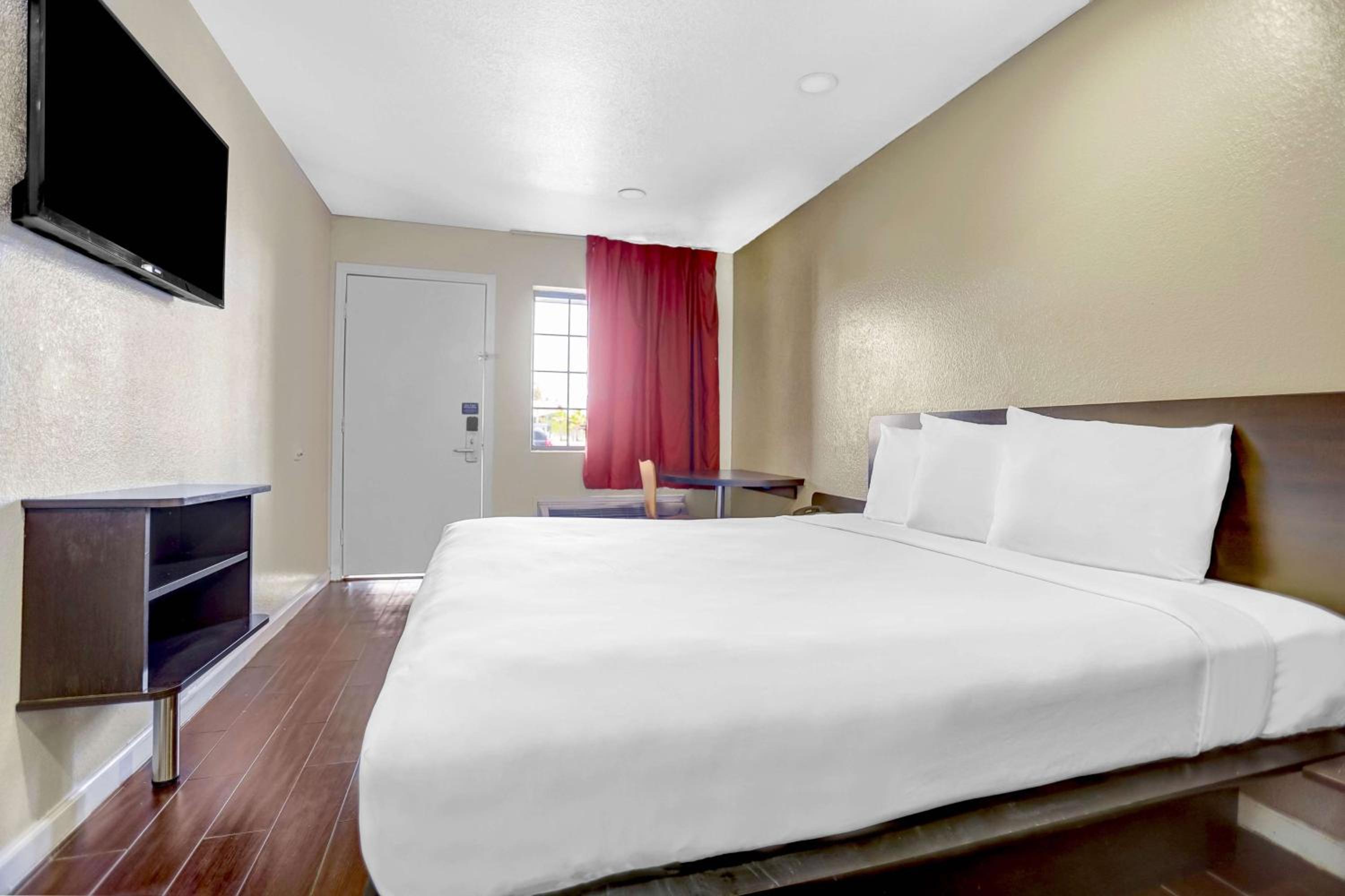 Deluxe King Room - Non-Smoking - Photo 4