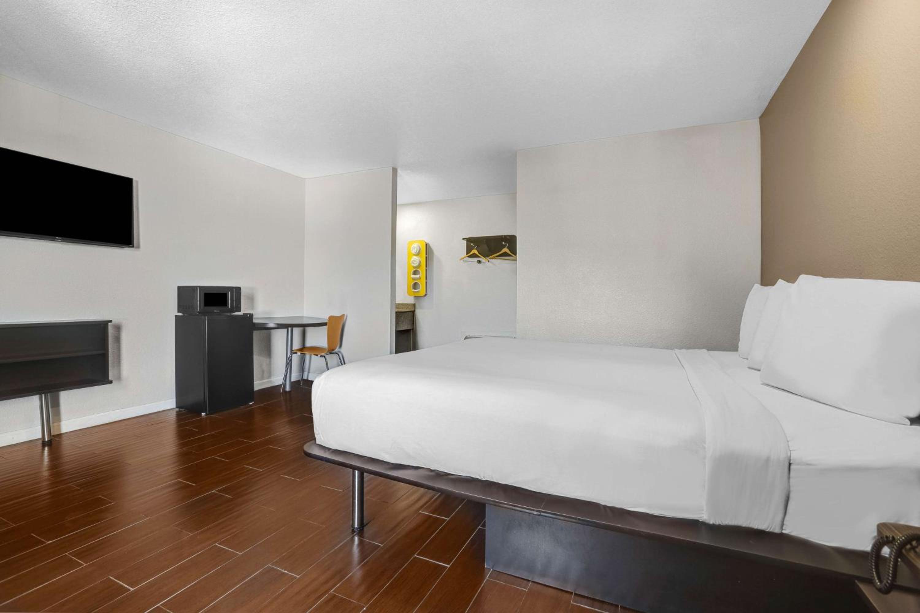 King Room - Non-Smoking - Photo 2