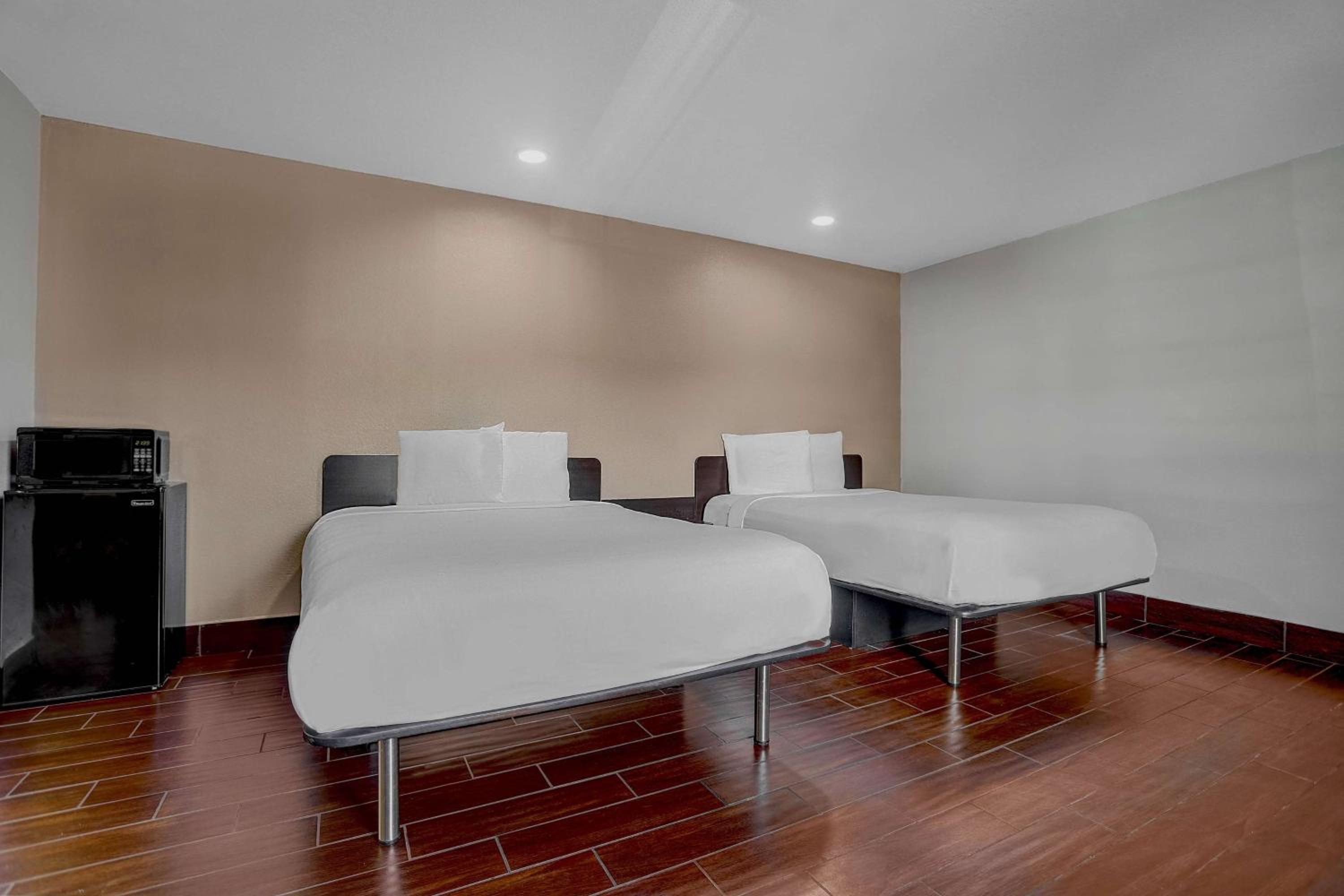 Deluxe Queen Room with Two Queen Beds - Non-Smoking - Photo 5