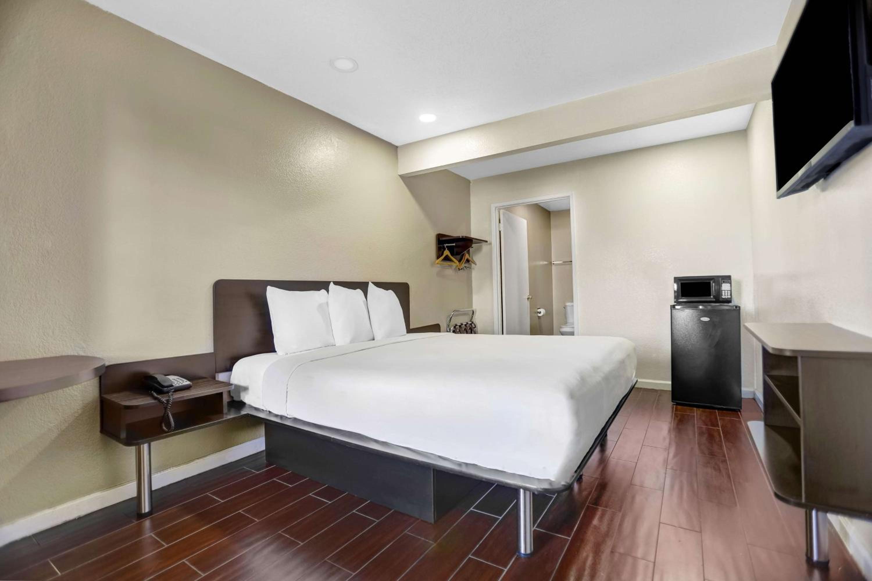 King Room - Non-Smoking - Photo 3