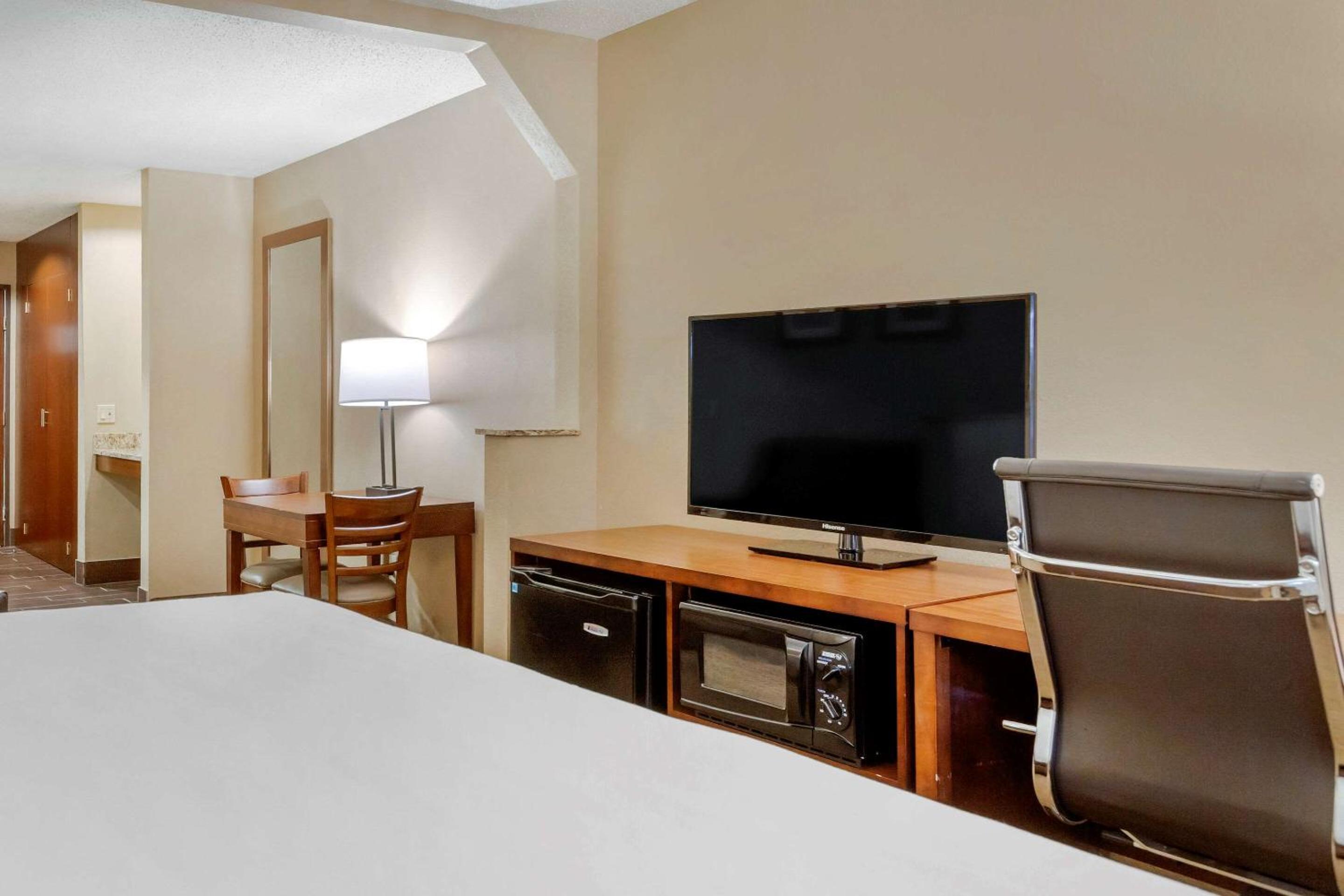 King Suite with Hot Tub - Non-Smoking - Photo 4