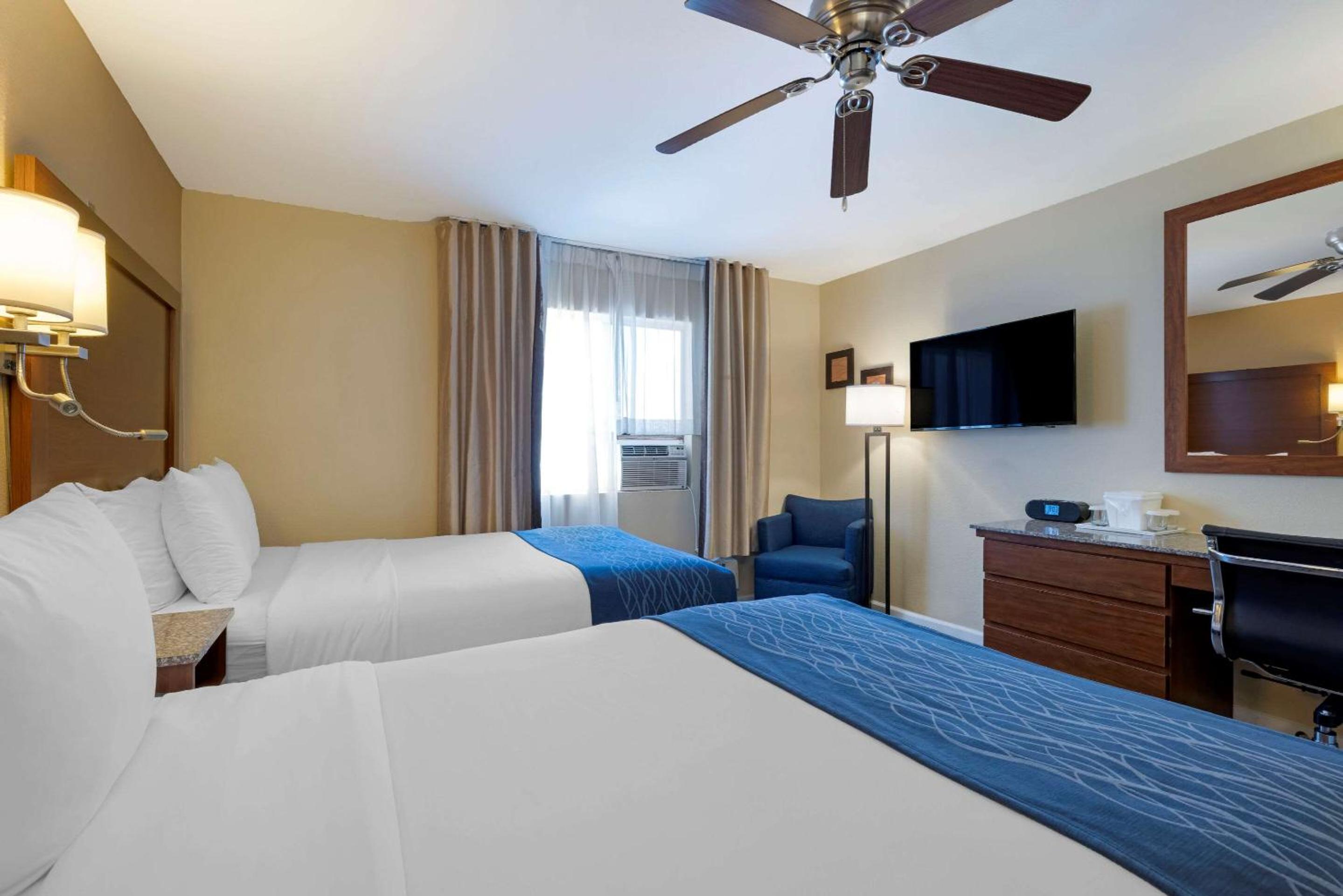Standard Room Two Double Beds Non-Smoking - Photo 2