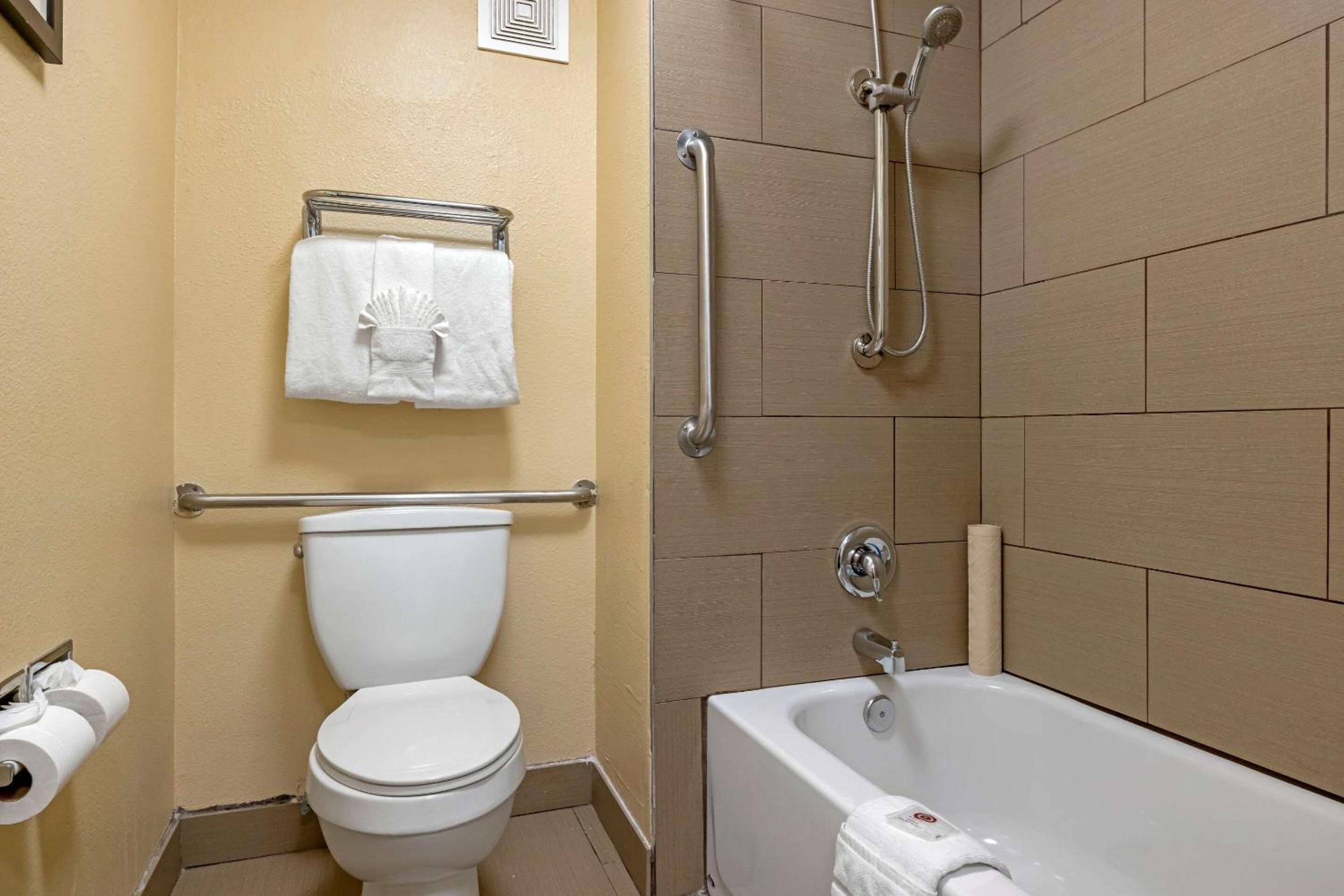 Standard Room Two Double Beds Accessible Tub Non-Smoking - Photo 3