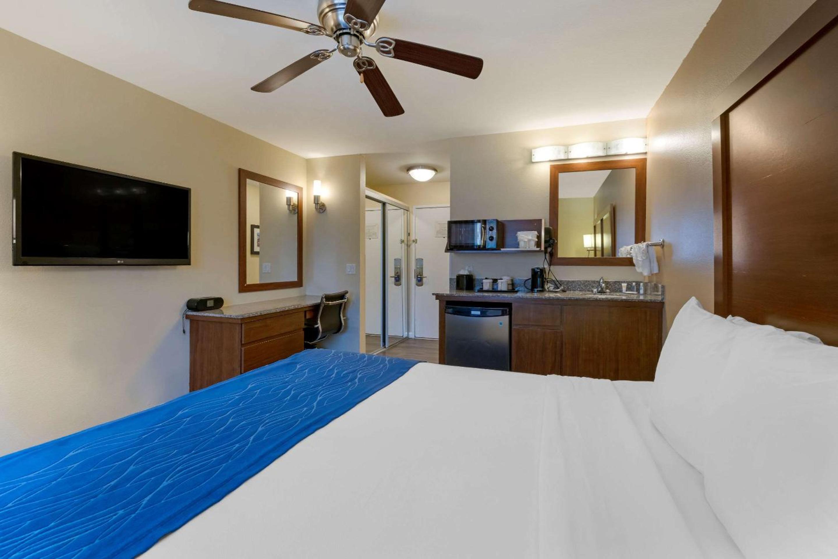 Standard Room One King Bed Non-Smoking - Photo 6