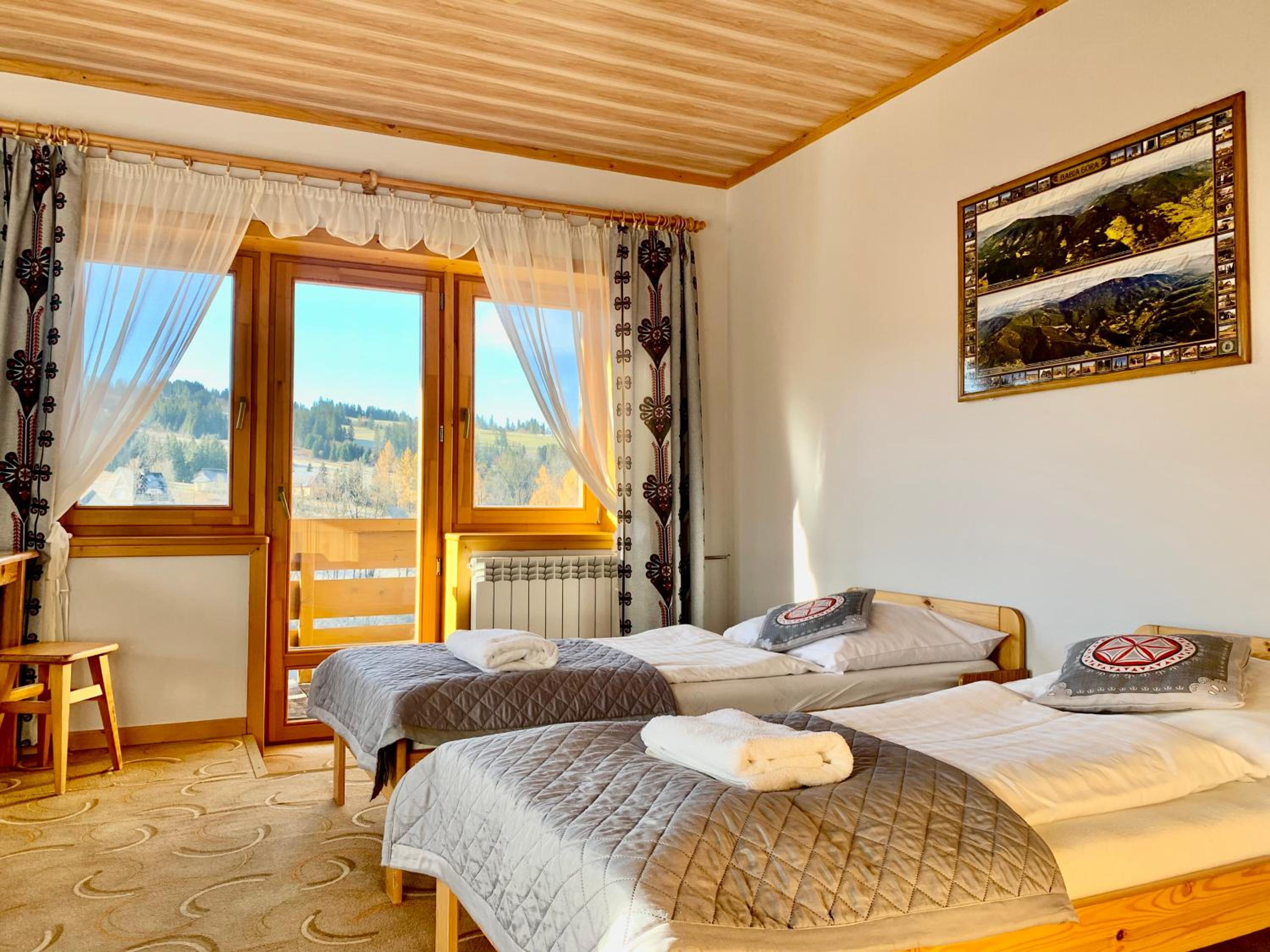 Quadruple Room with Balcony - Photo 12