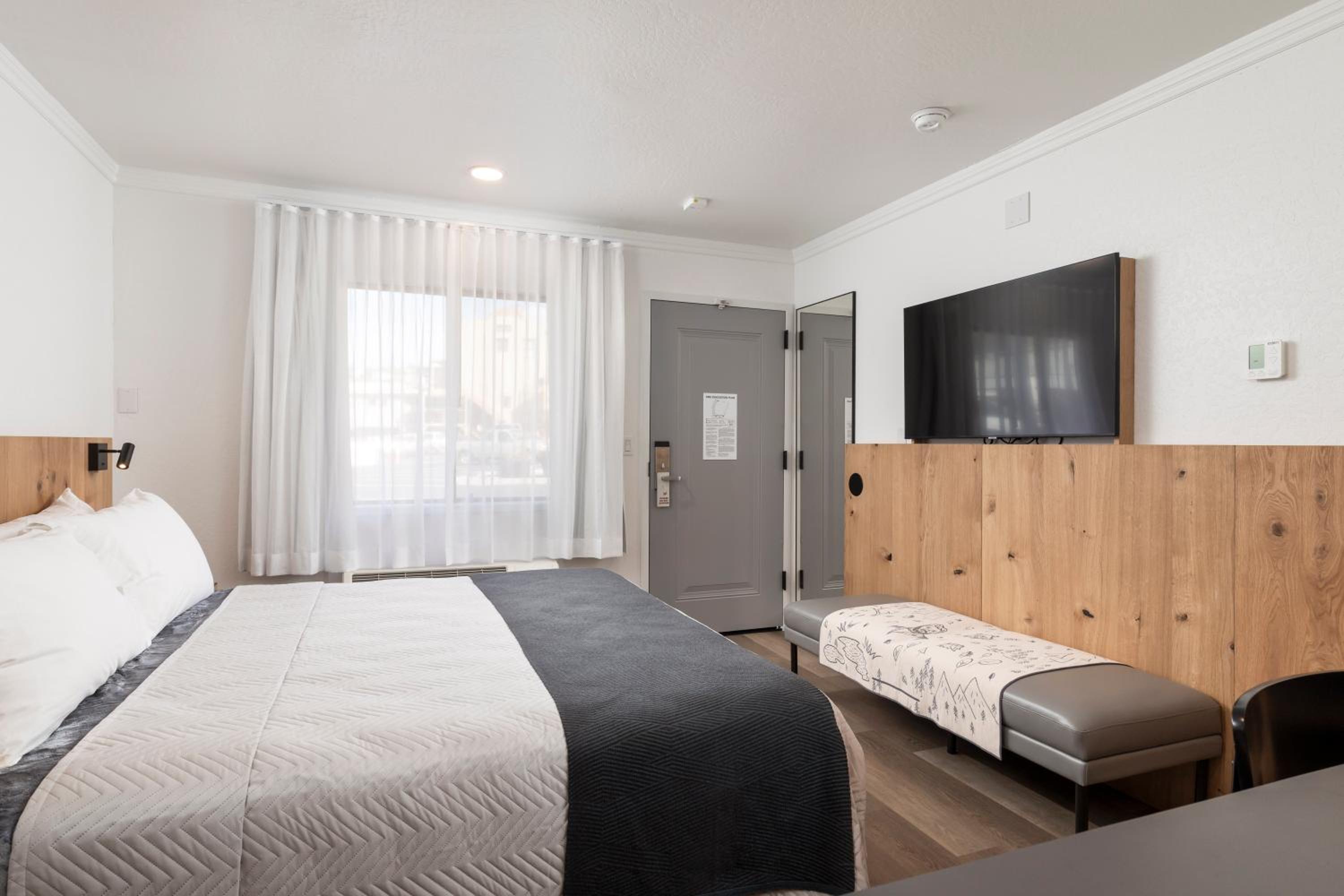 King Room - Non-Smoking photo 2