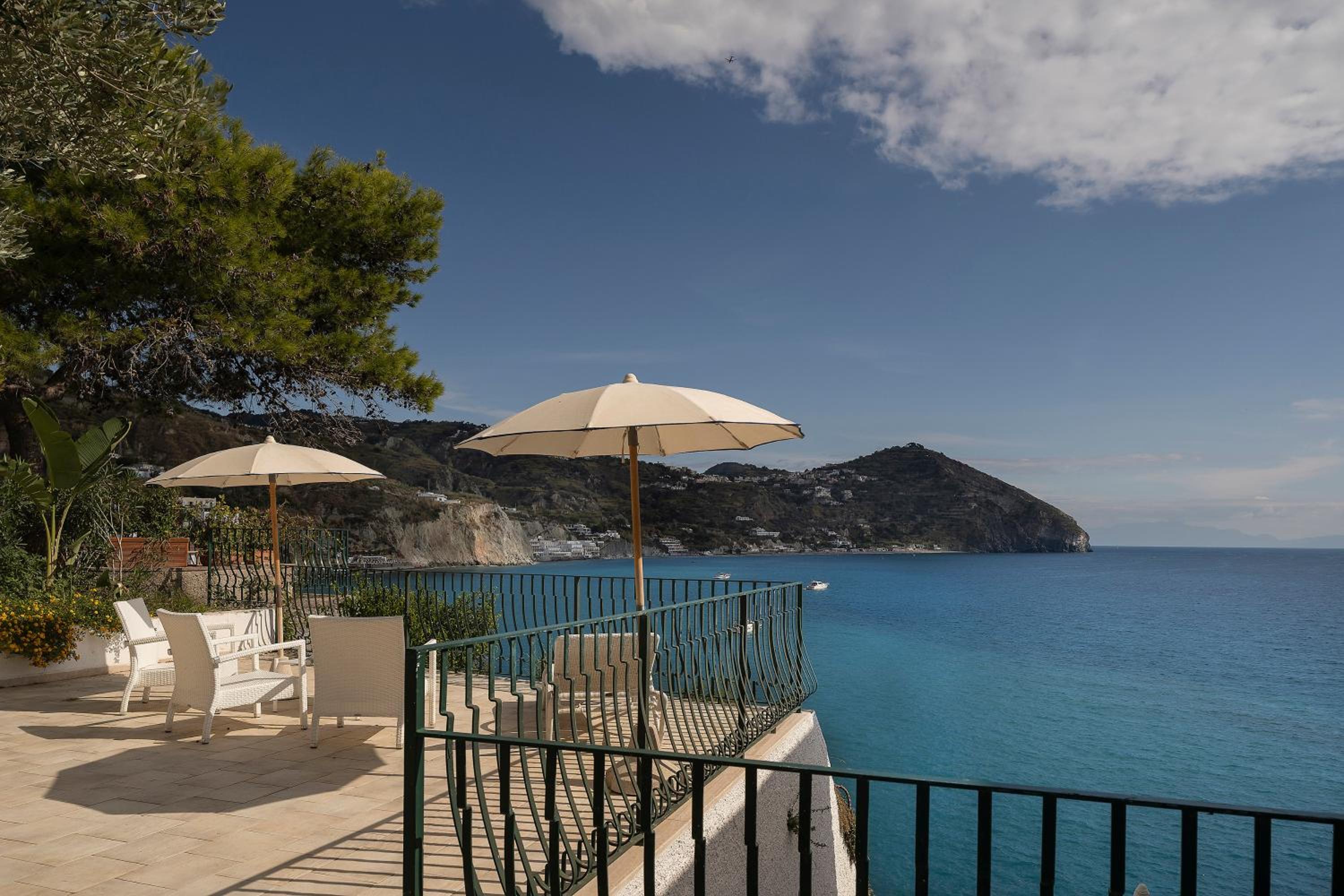 Junior Suite with Balcony and Terrace and Sea View - Photo 4