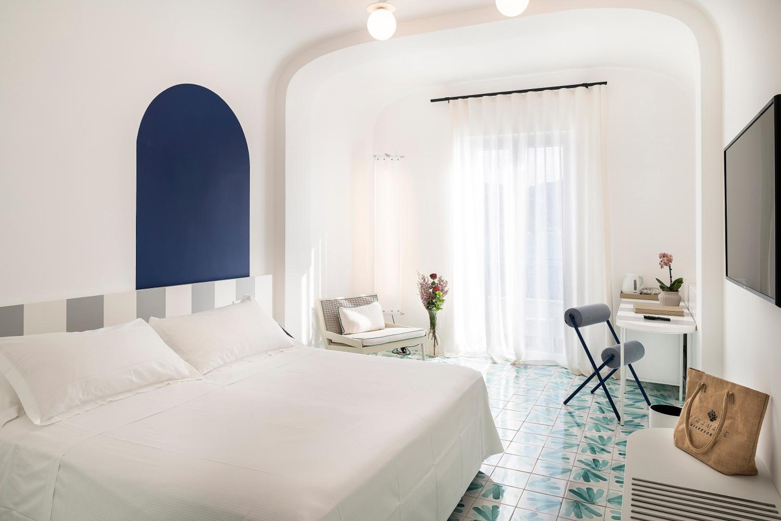 Deluxe Room with Balcony and Sea View - Photo 2