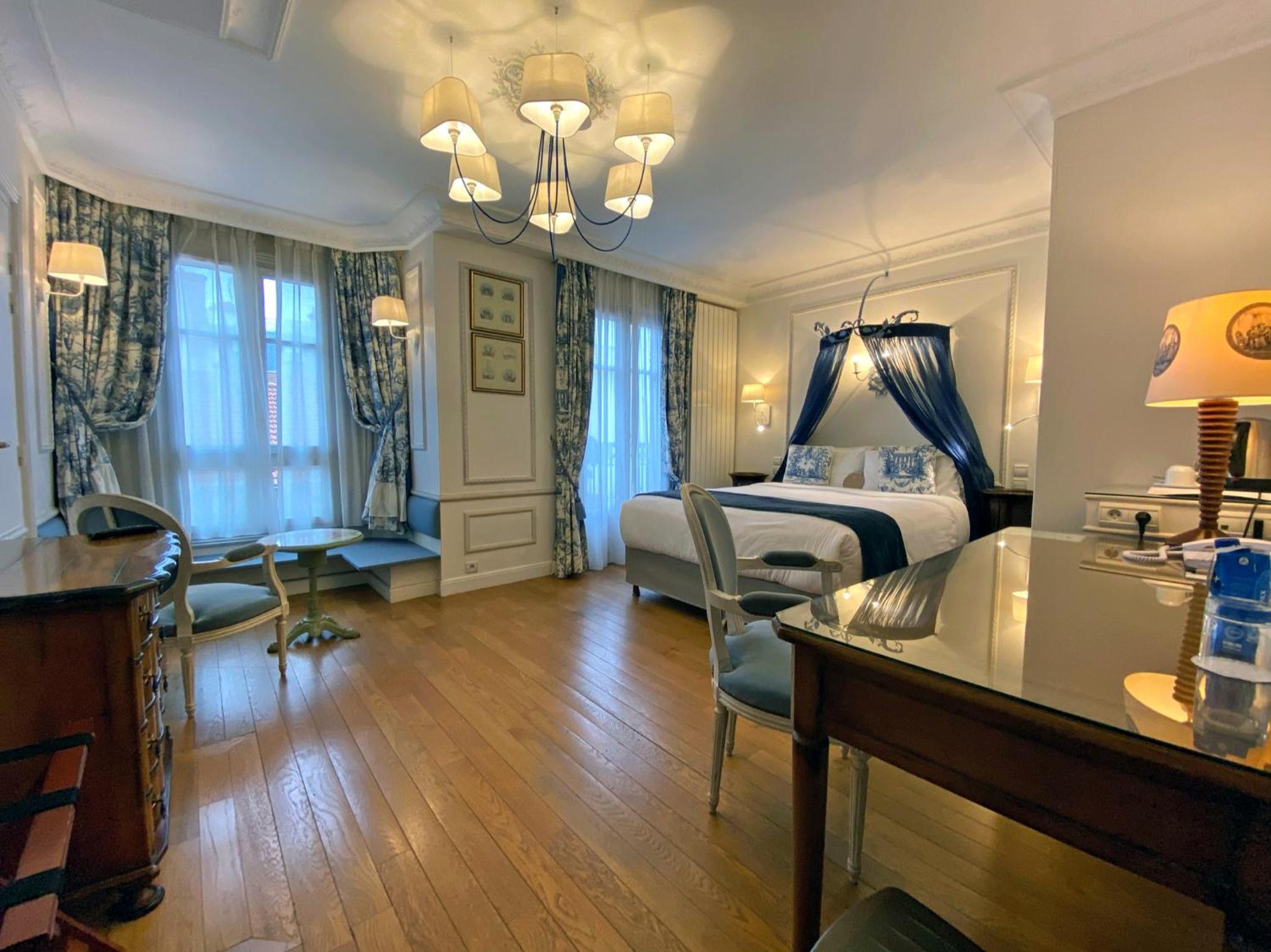 Deluxe Double Room with Balcony thumbnail 6