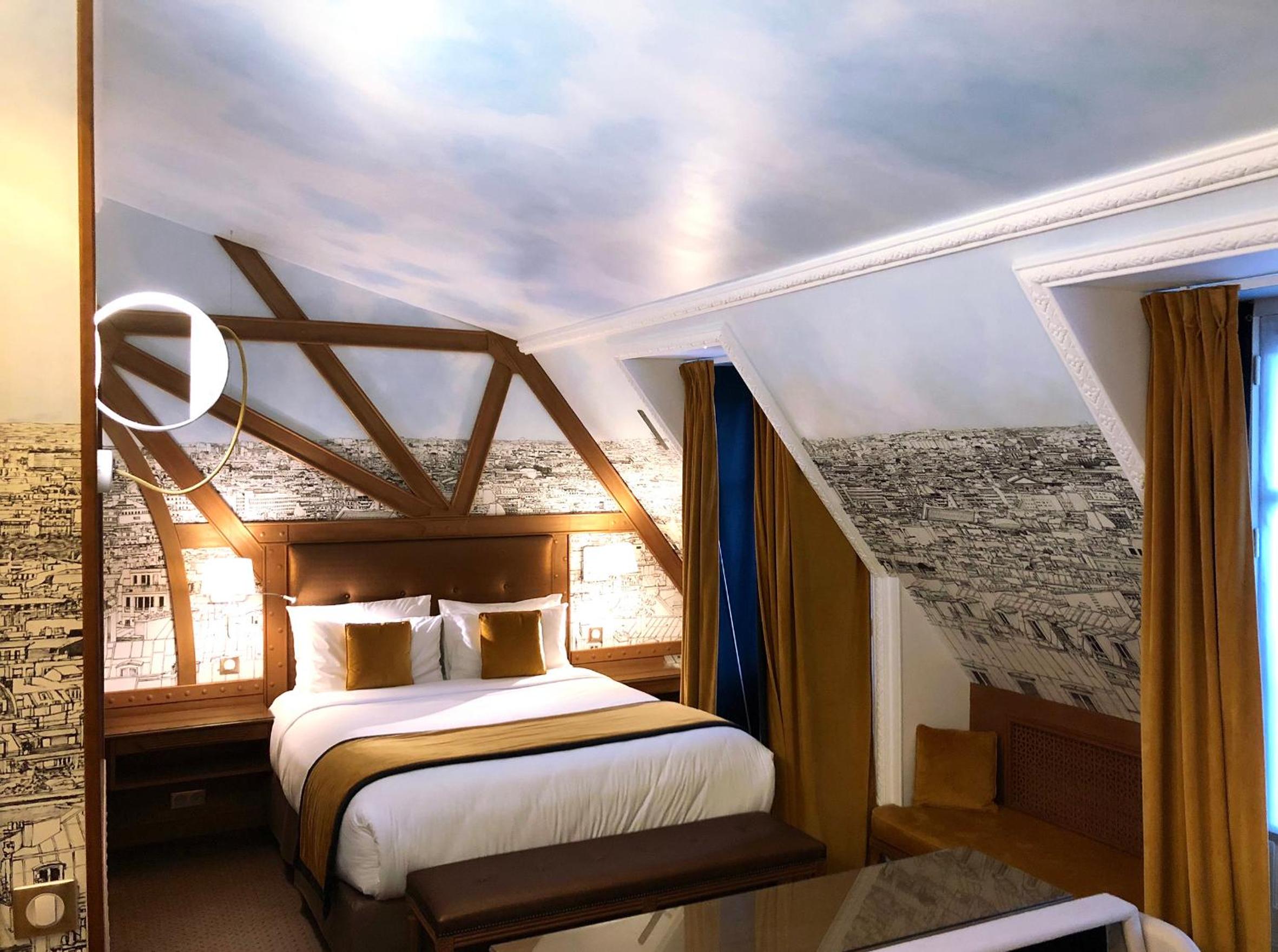 Deluxe Double Room with Balcony thumbnail 6