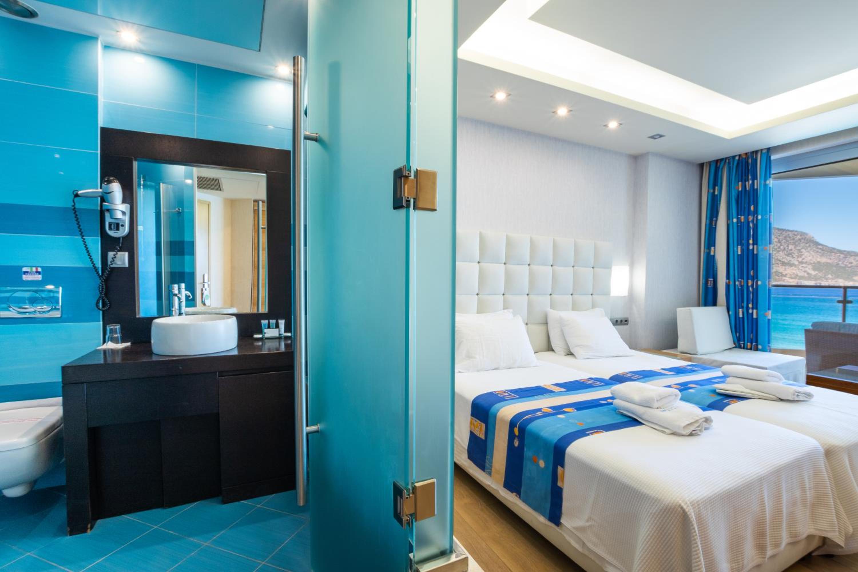 Standard Room with Sea View - Photo 5