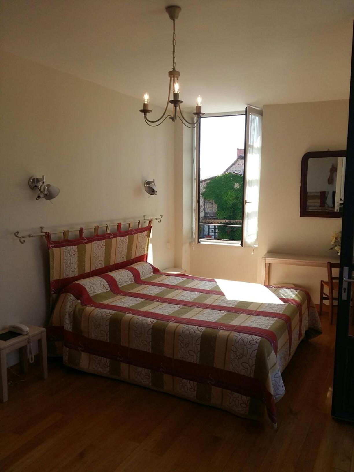 King Room with Balcony - Photo 4
