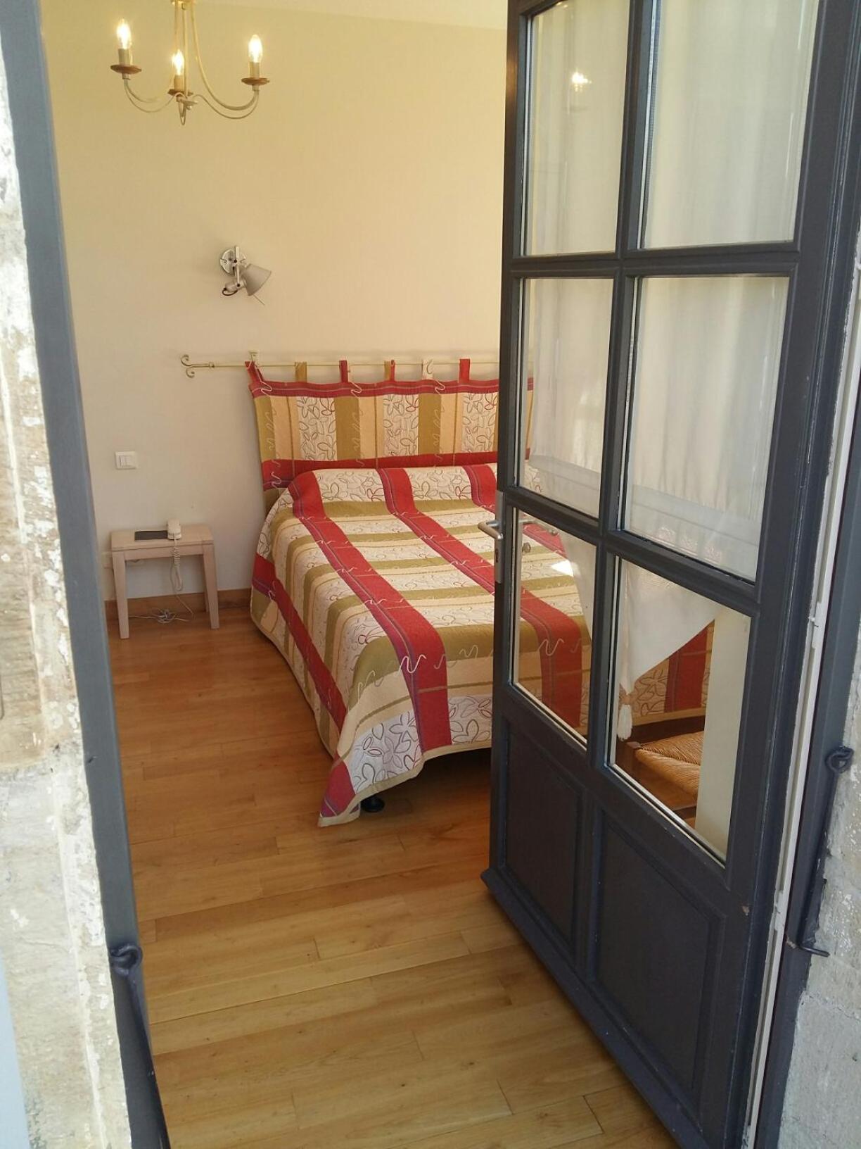 King Room with Balcony - Photo 3