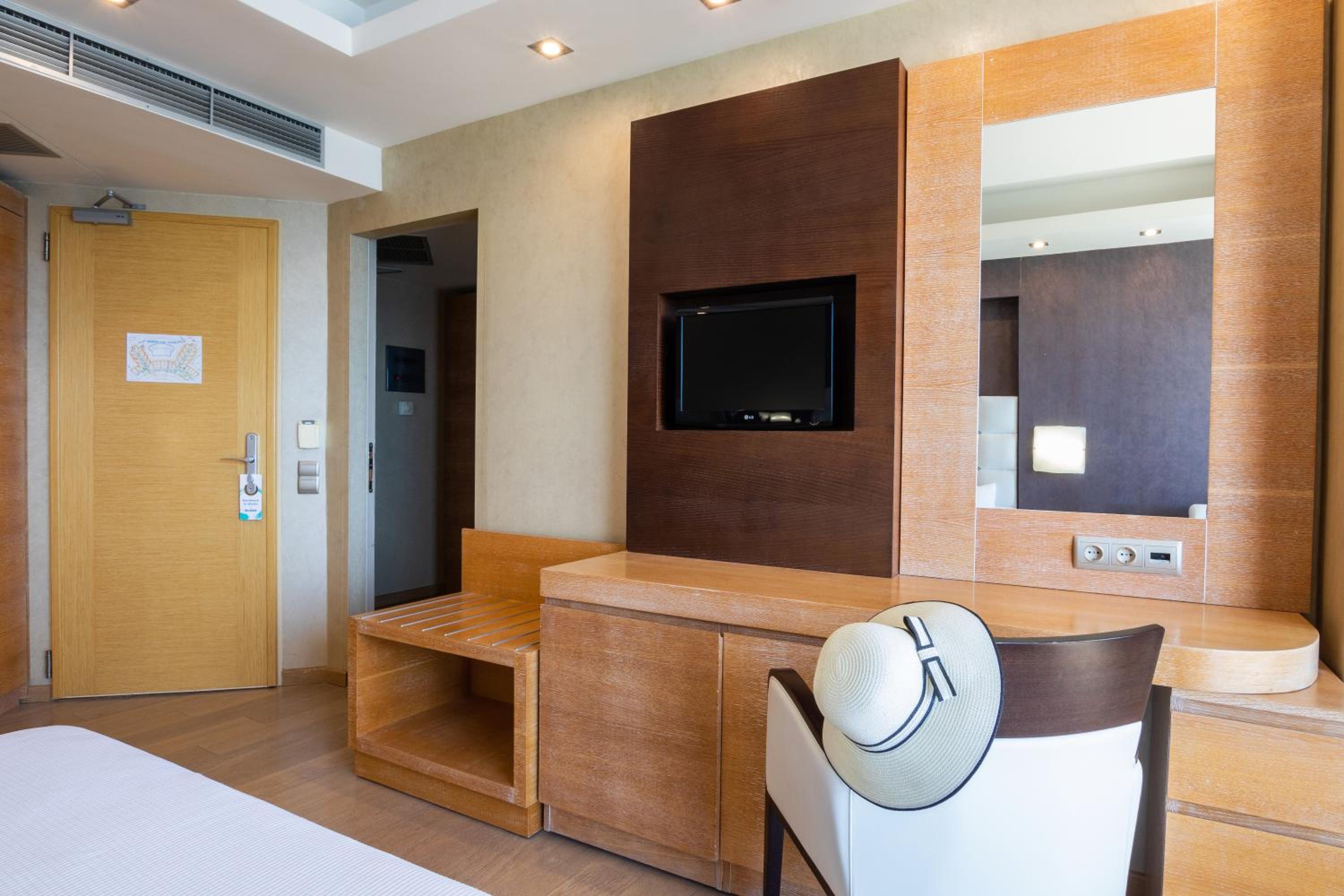 Standard Room with Sea View - Photo 9