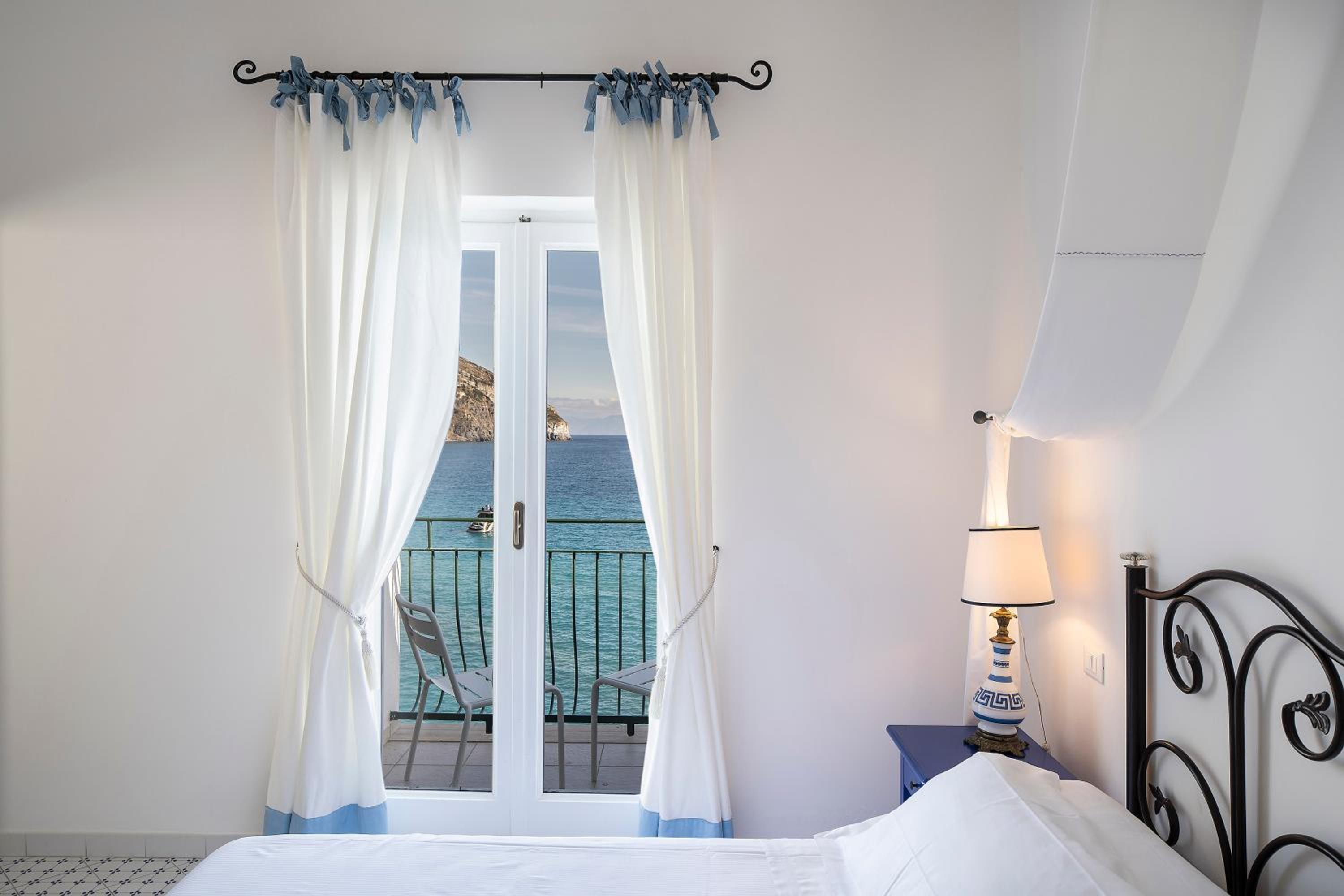 Junior Suite with Balcony and Terrace and Sea View - Photo 13