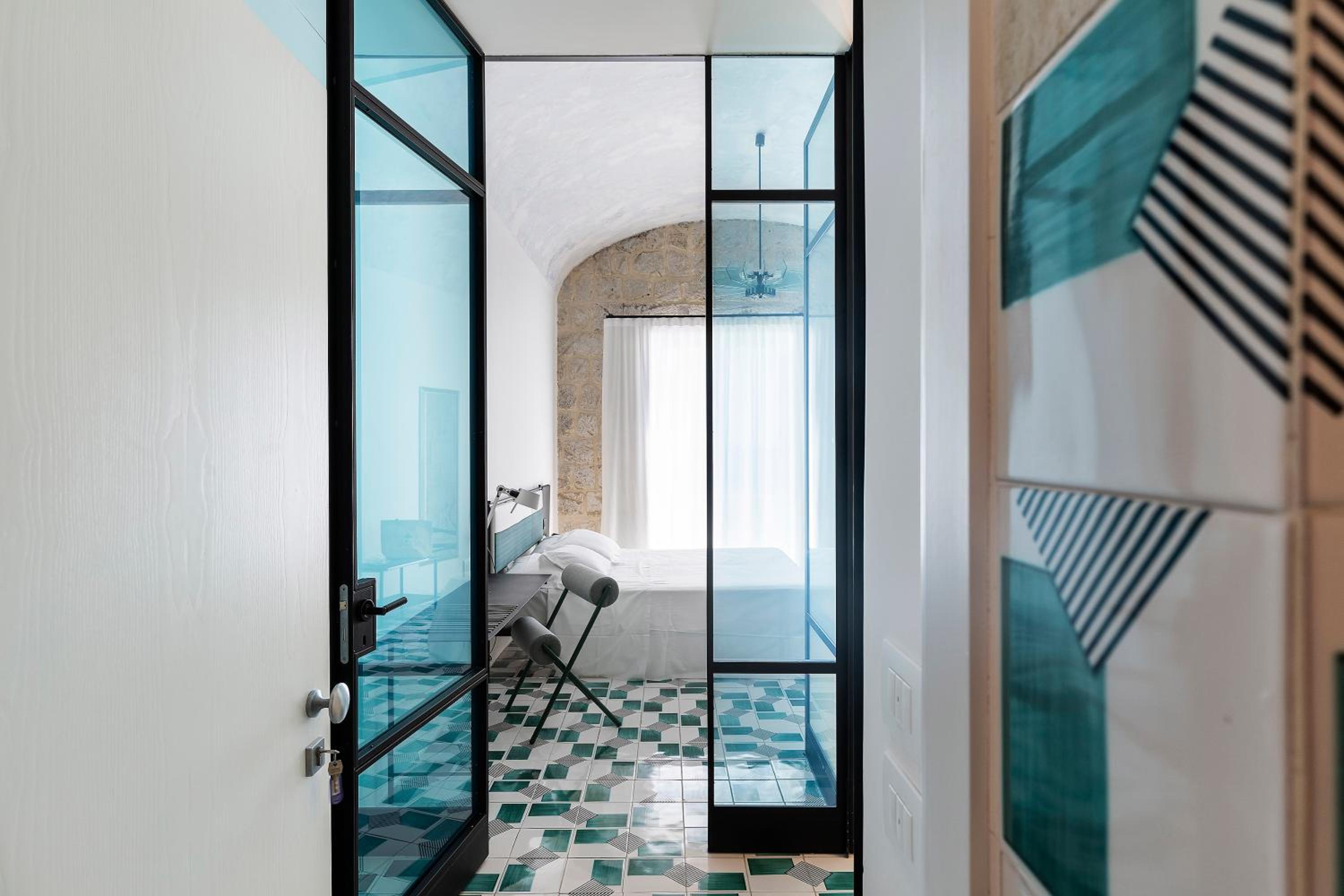 Deluxe Room with Balcony and Sea View - Photo 10