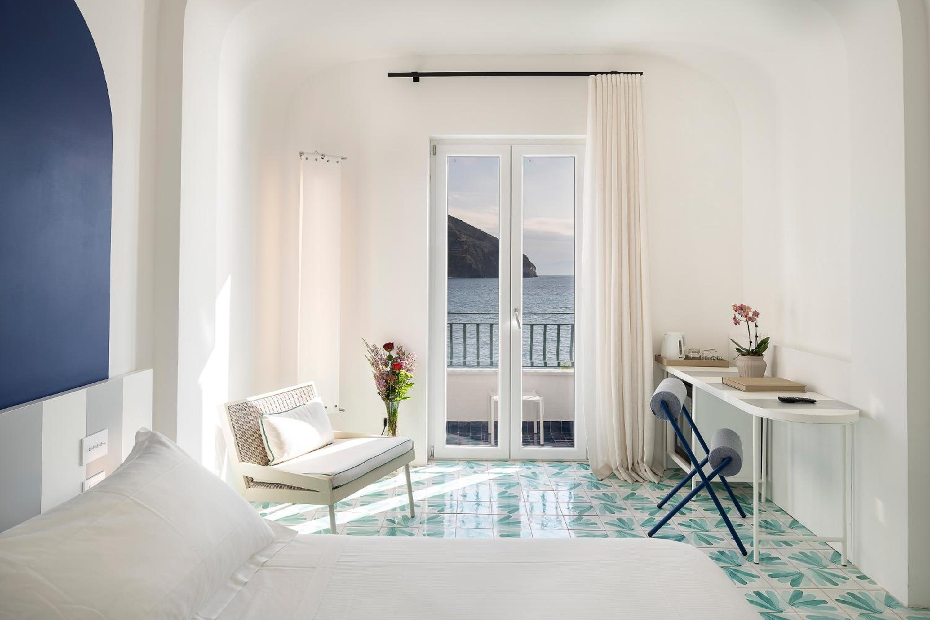 Deluxe Room with Balcony and Sea View - Photo 15