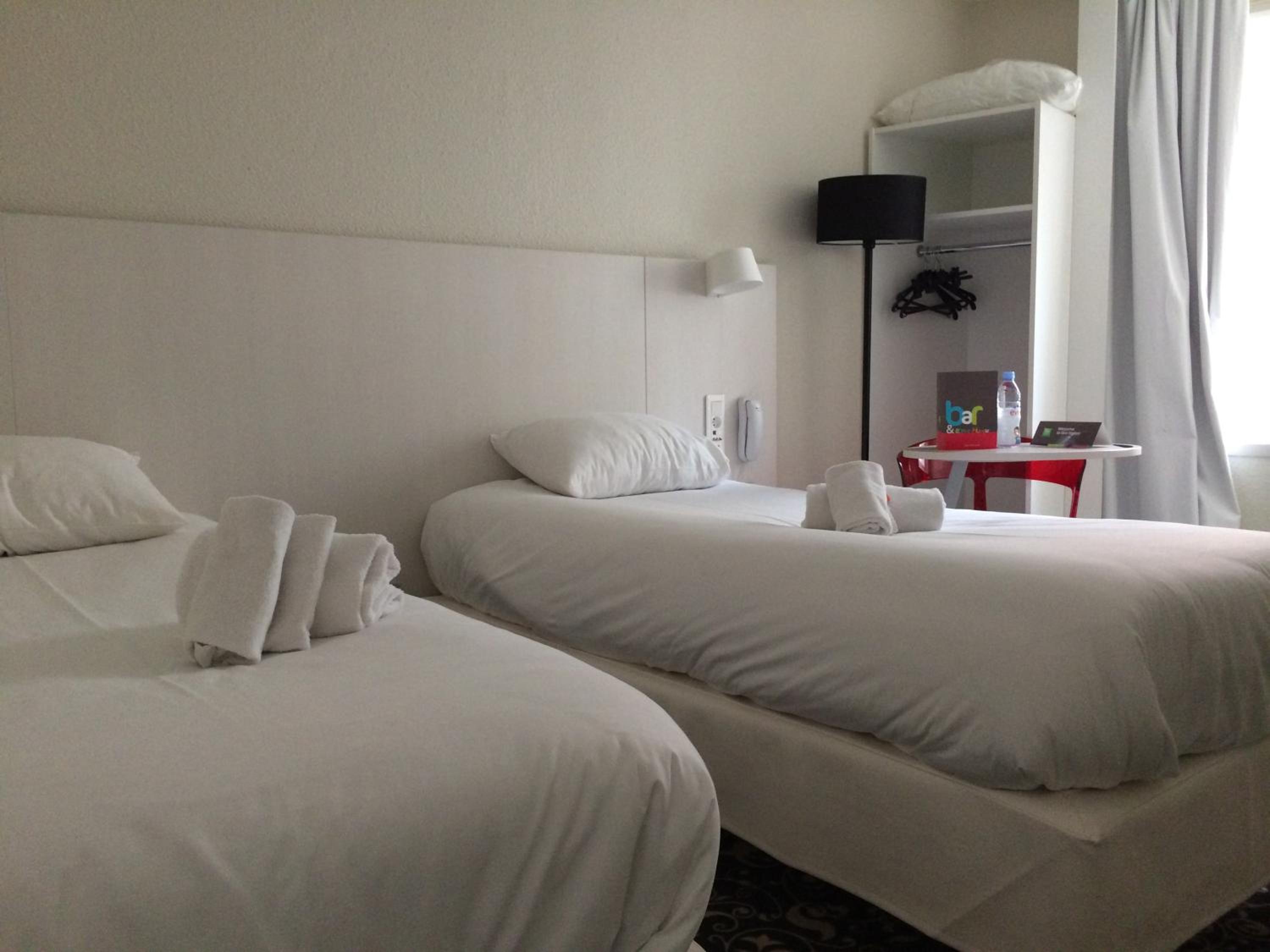 Standard Twin Room - Photo 3