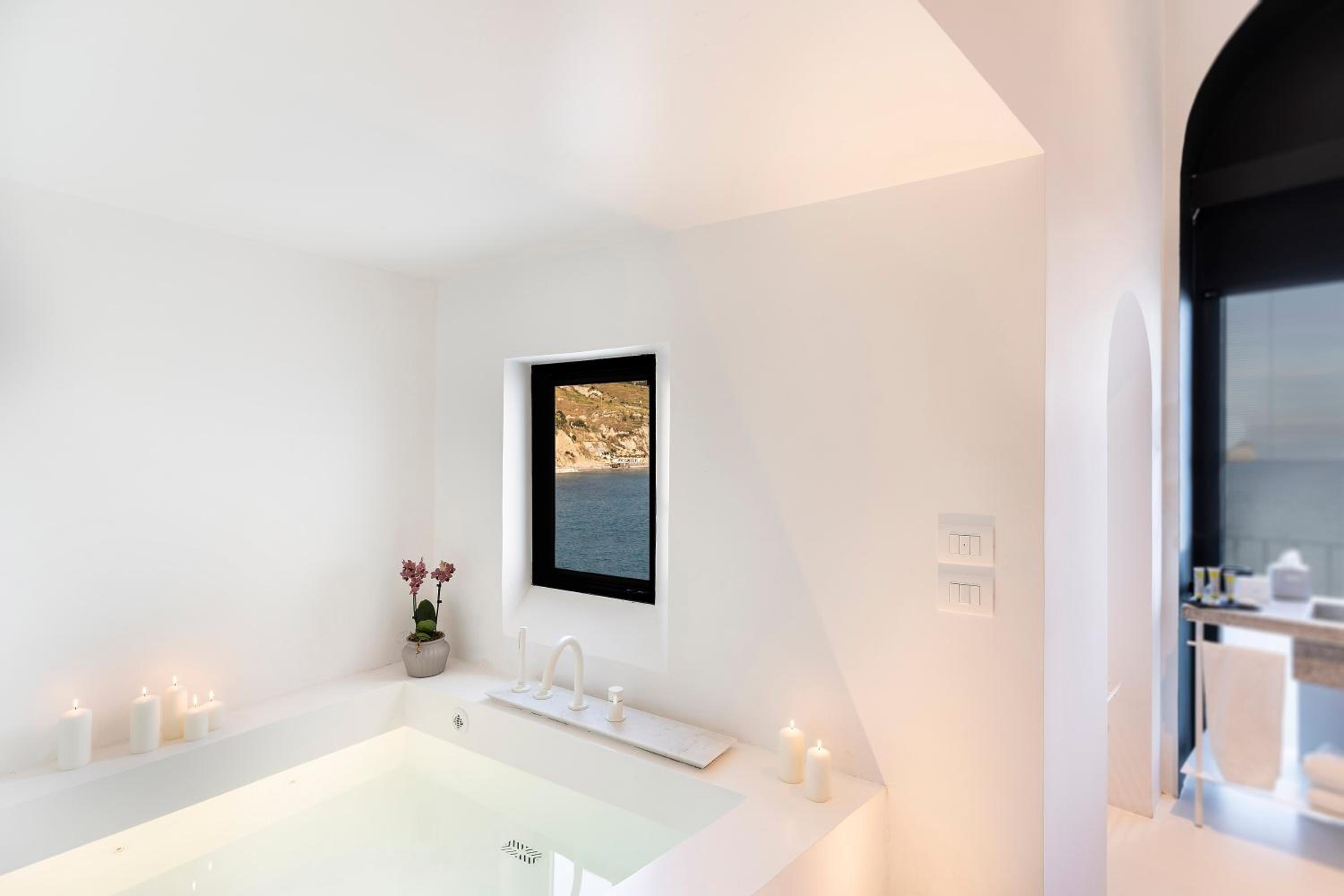 Deluxe Suite with Balcony and Terrace and Sea View - Photo 12