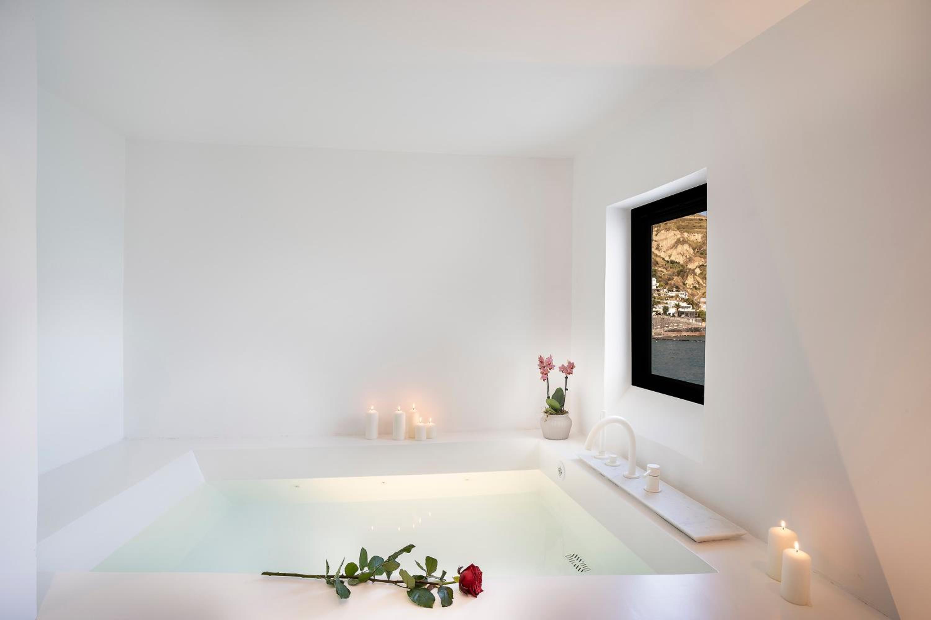 Deluxe Suite with Balcony and Terrace and Sea View - Photo 13