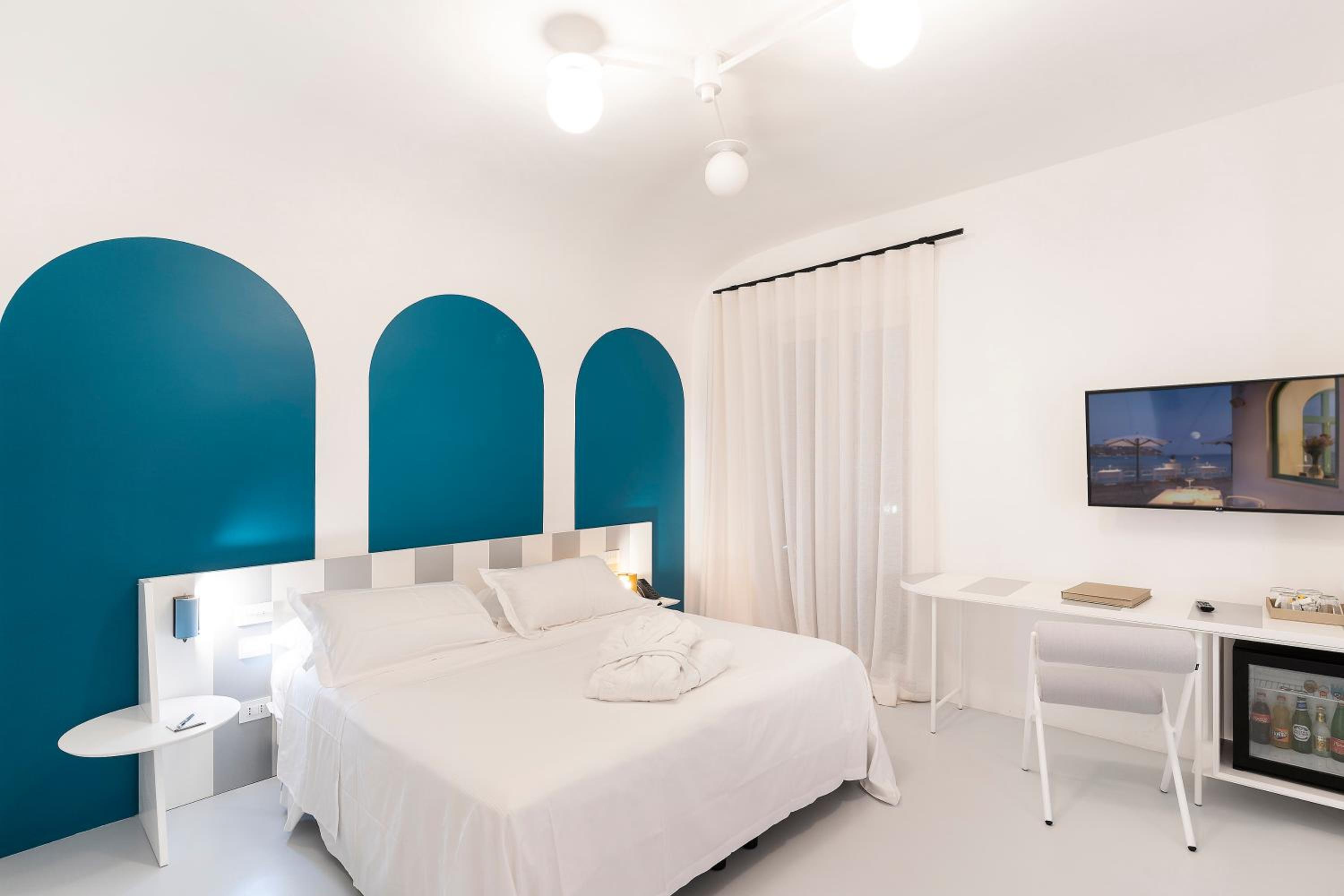 Superior Double Room with Balcony and Sea View photo 2