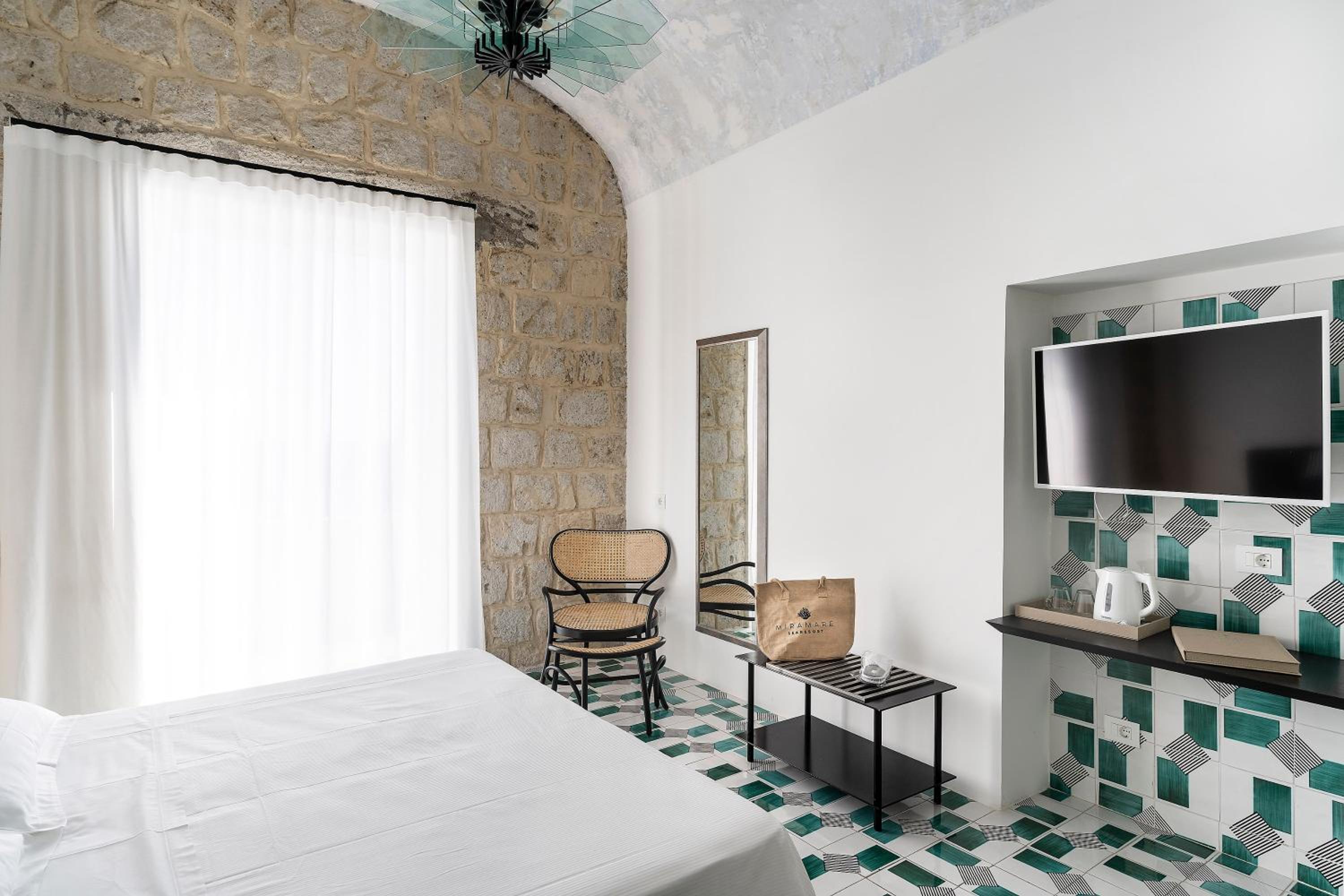 Deluxe Room with Balcony and Sea View - Photo 16