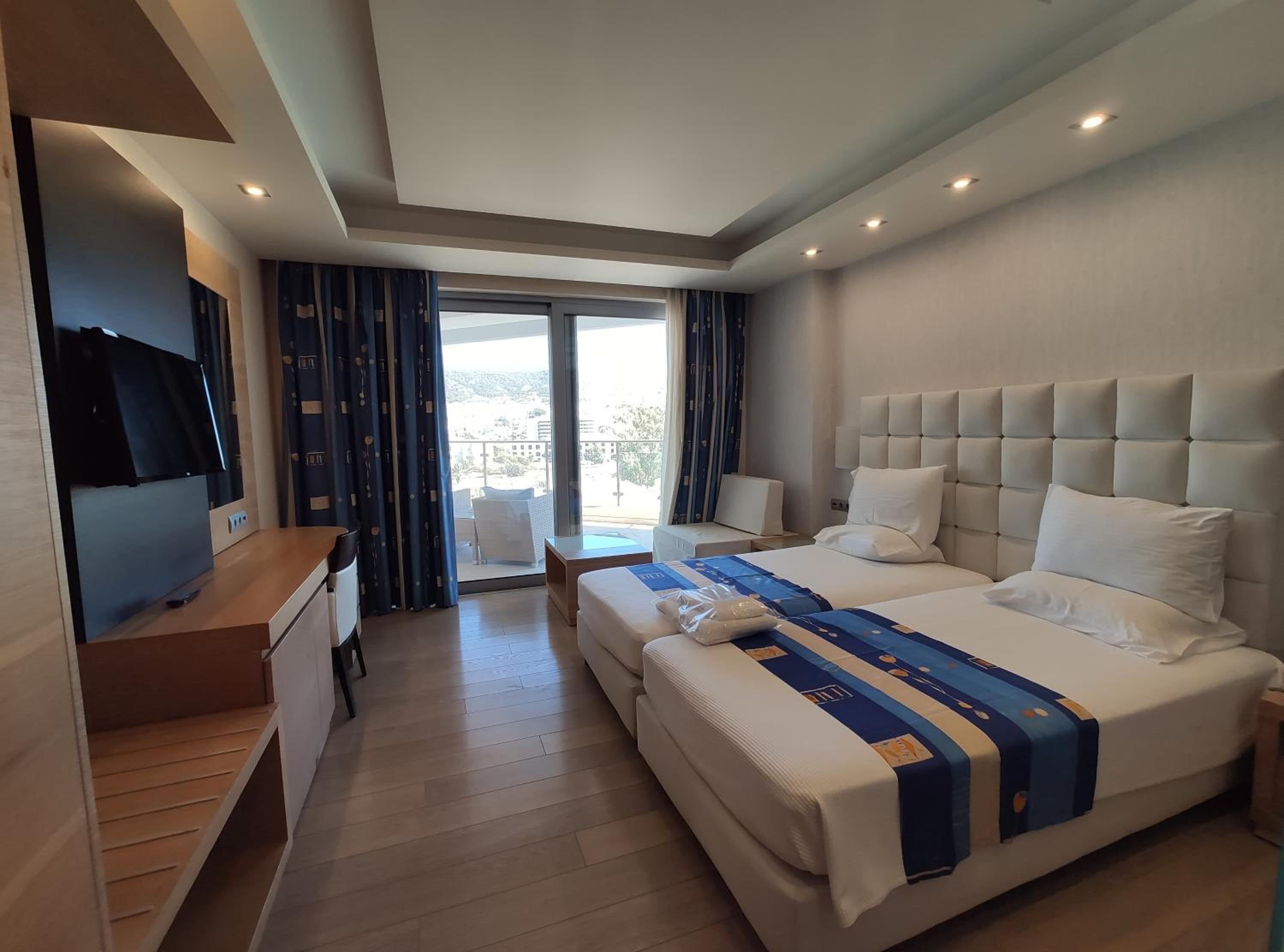 Standard Room with Side Sea View - Photo 1