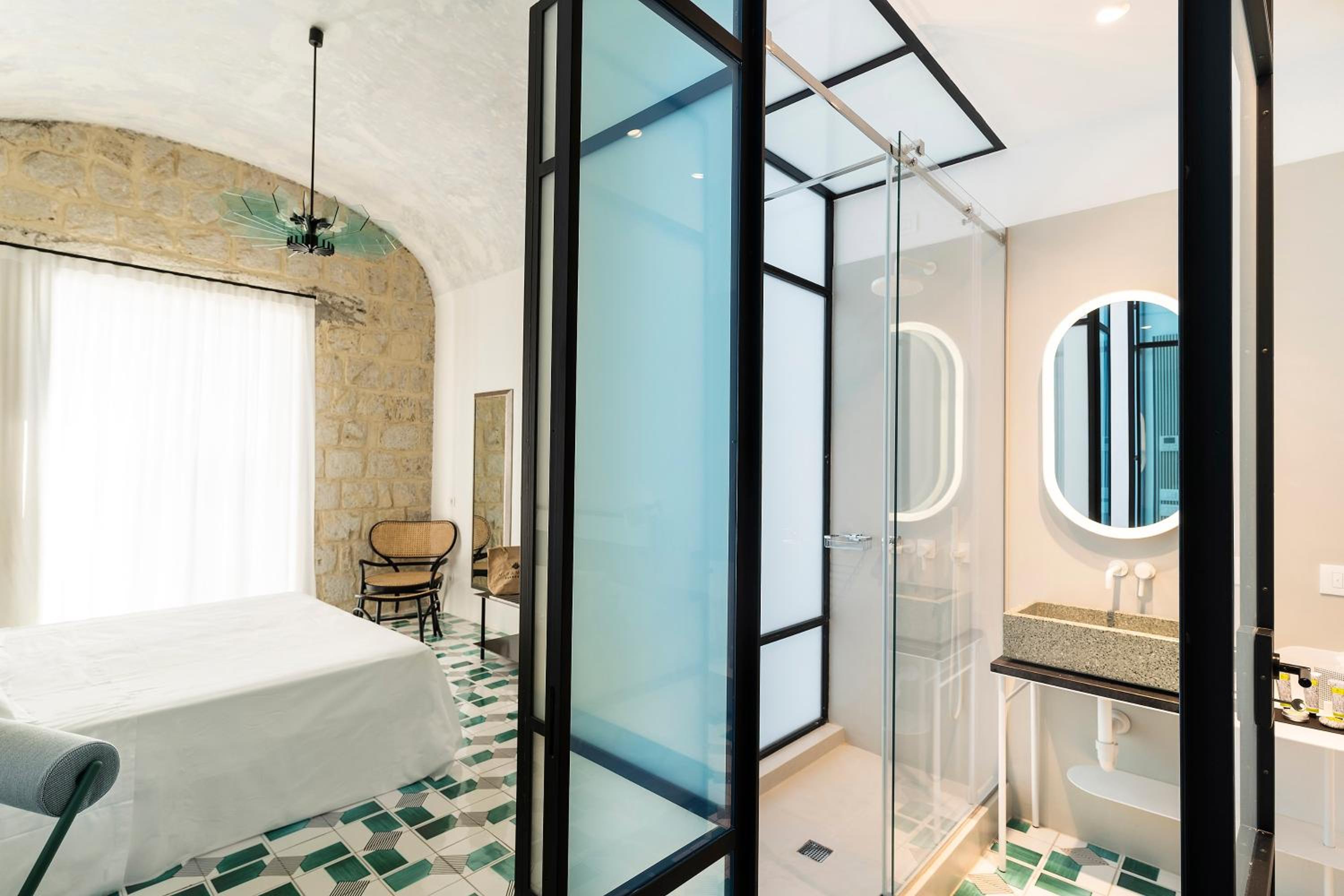 Deluxe Room with Balcony and Sea View - Photo 9