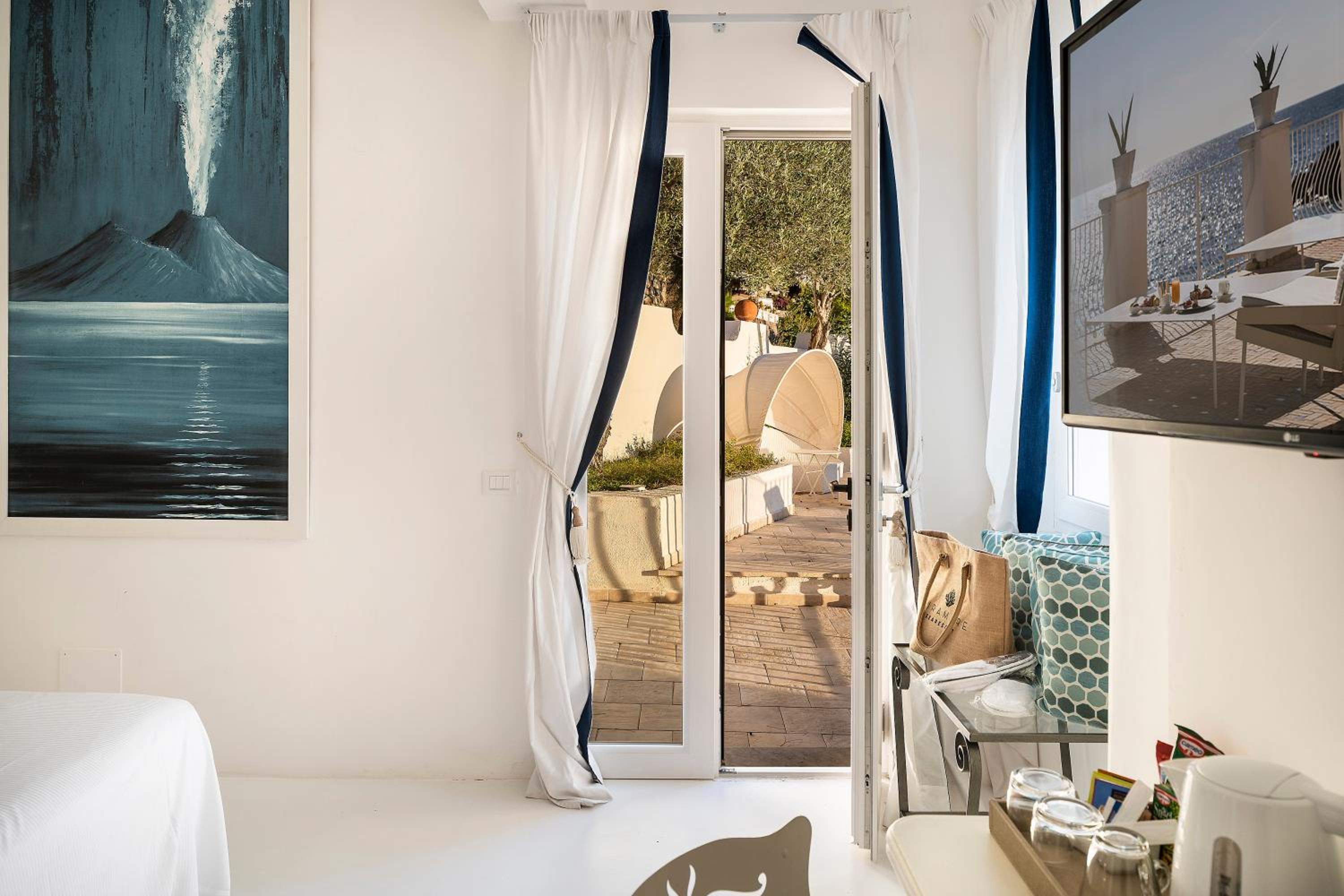 Deluxe Room with Balcony and Sea View - Photo 7