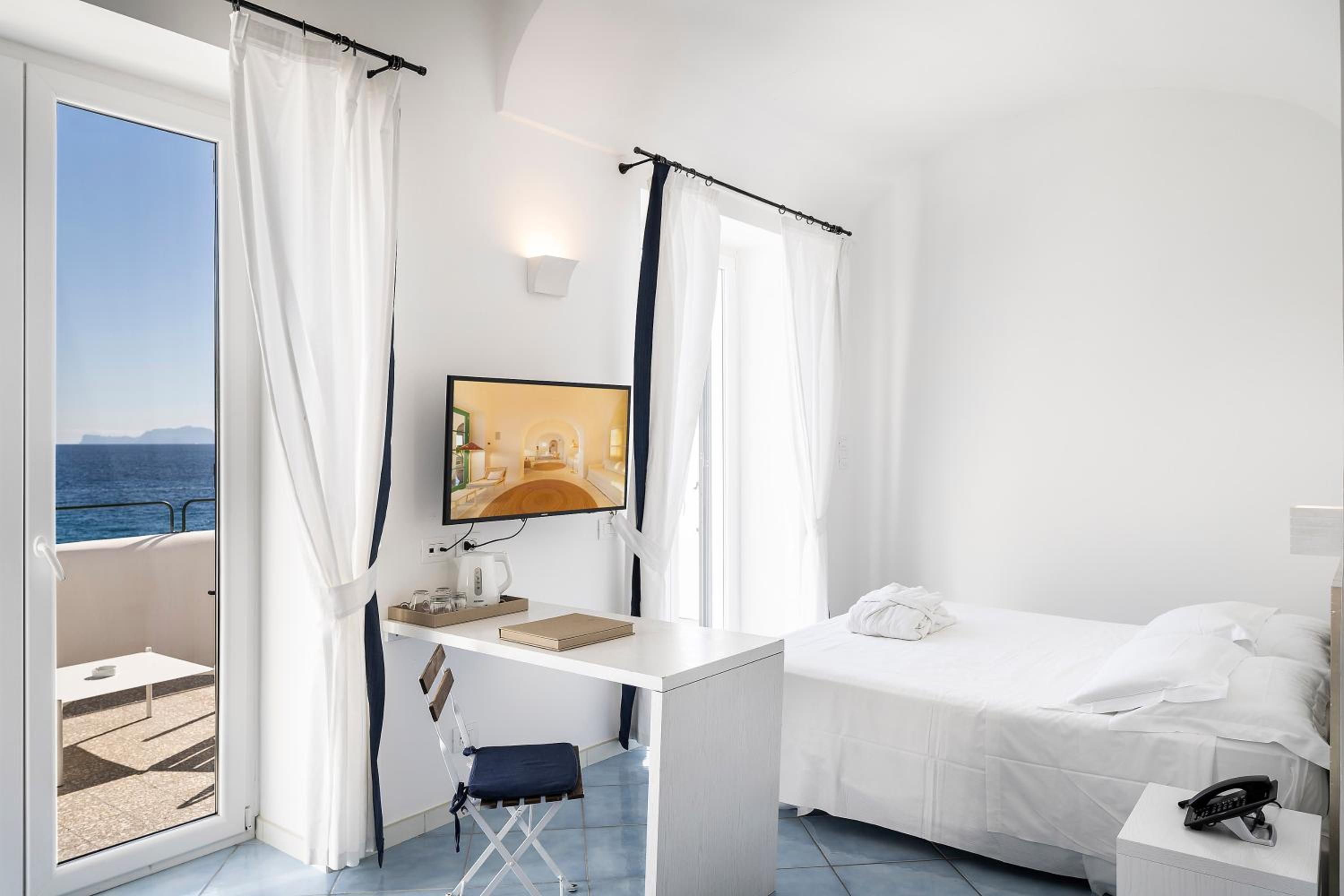 Junior Suite with Balcony and Terrace and Sea View - Photo 16