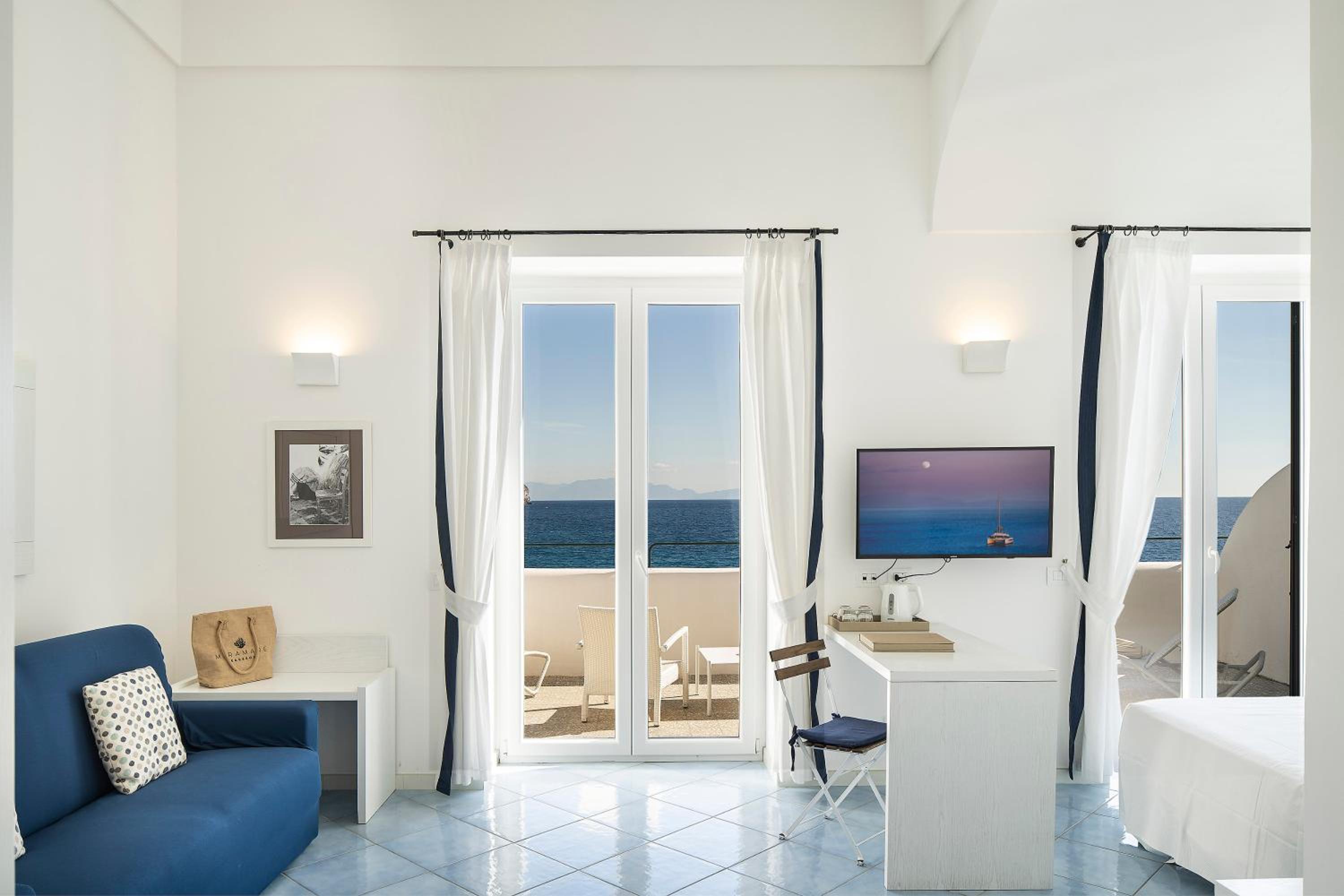Junior Suite with Balcony and Terrace and Sea View - Photo 15
