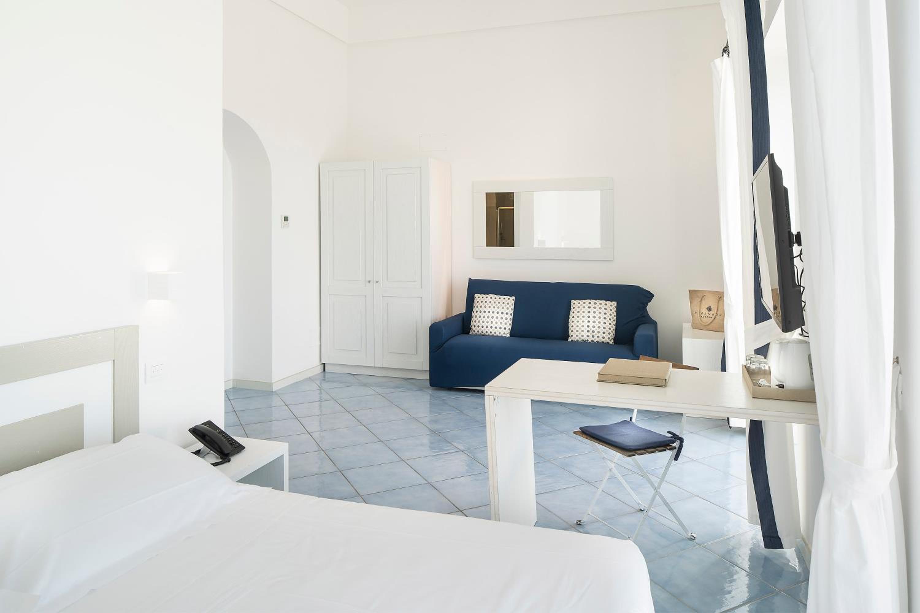 Junior Suite with Balcony and Terrace and Sea View - Photo 12