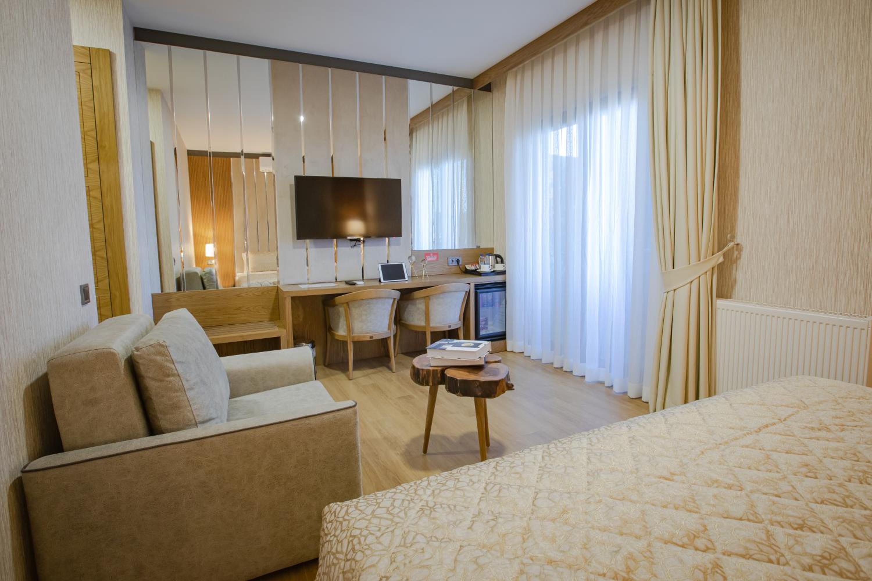Deluxe Room - Photo 5