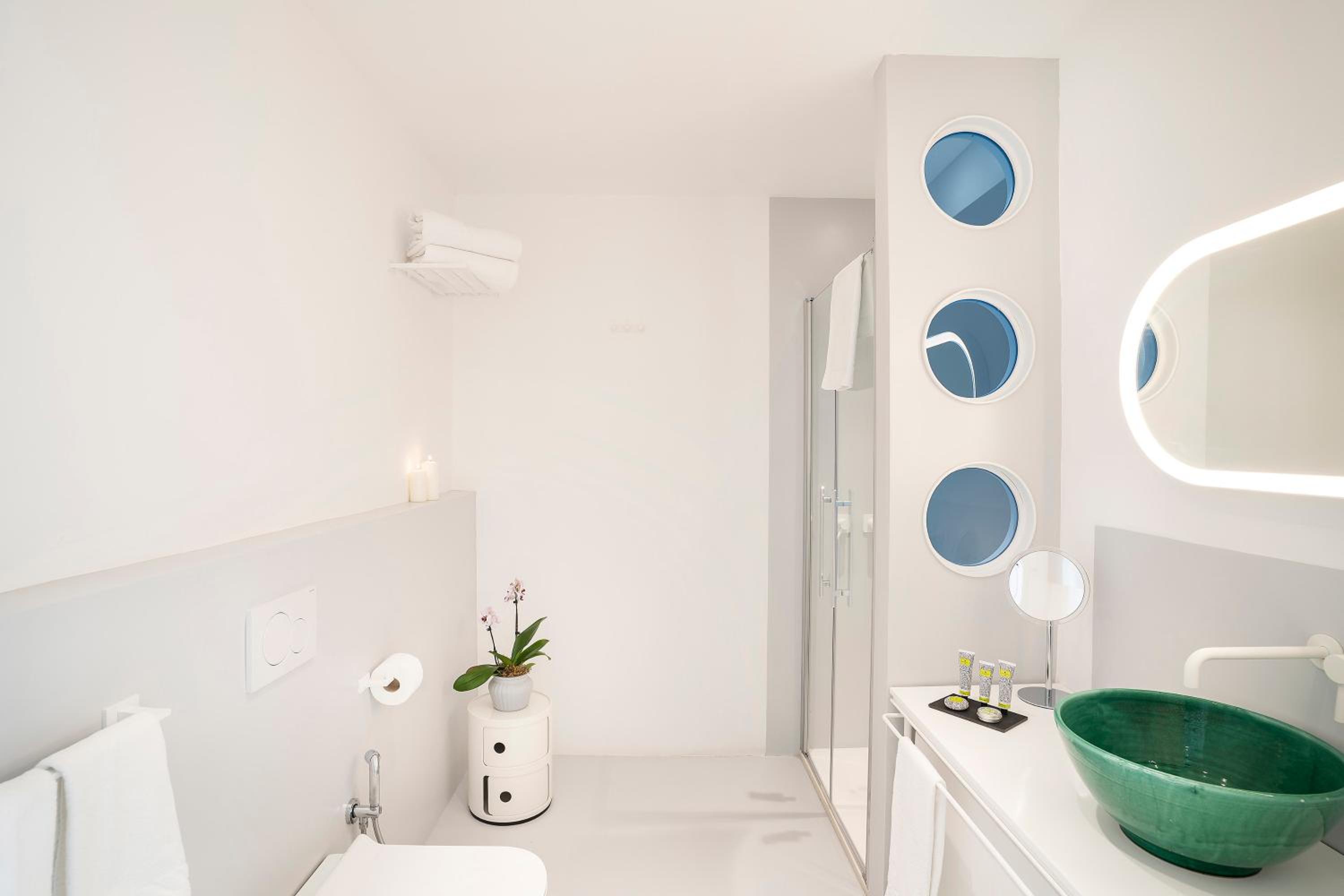 Deluxe Room with Balcony and Sea View - Photo 4
