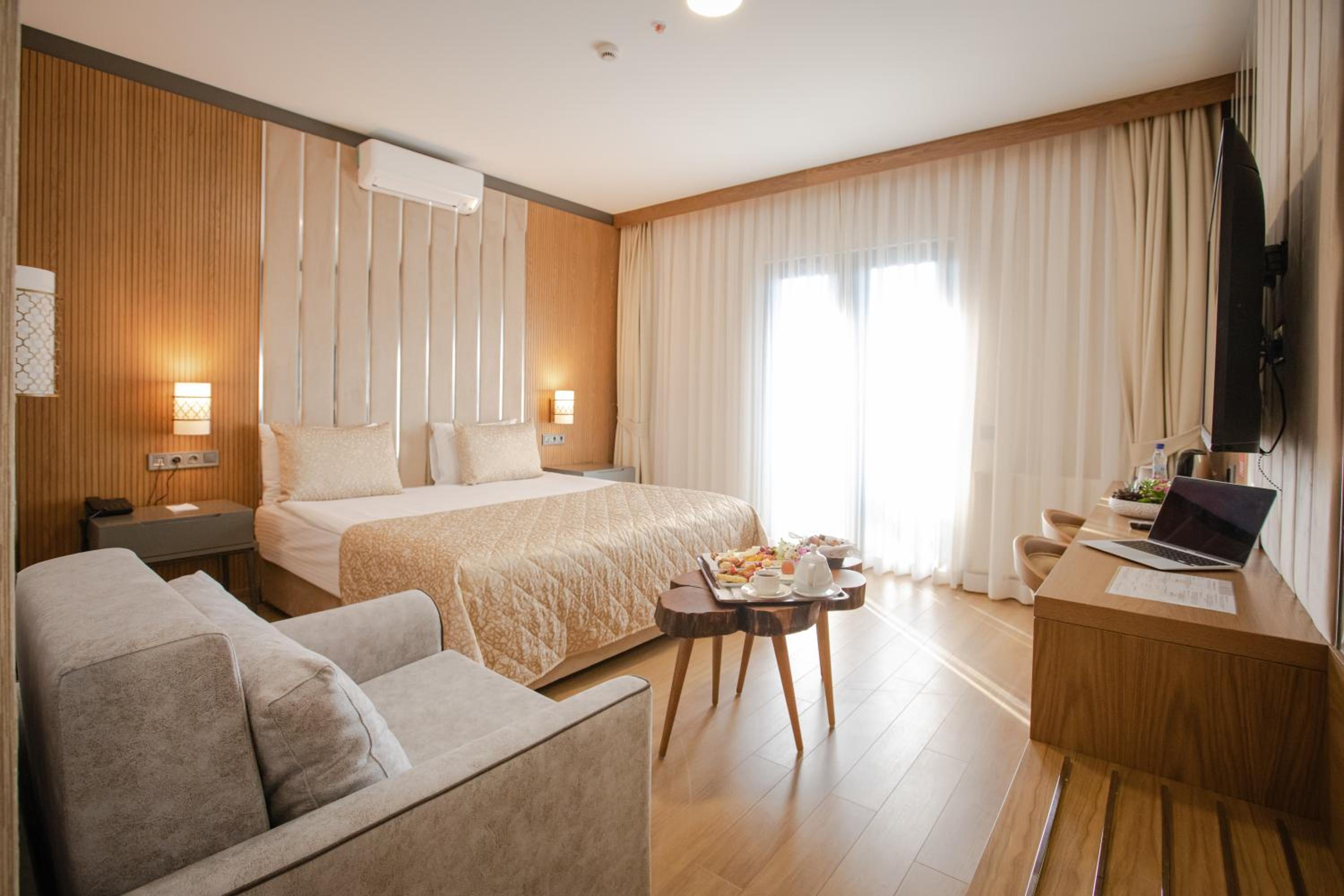 Deluxe Queen Room - Photo 9