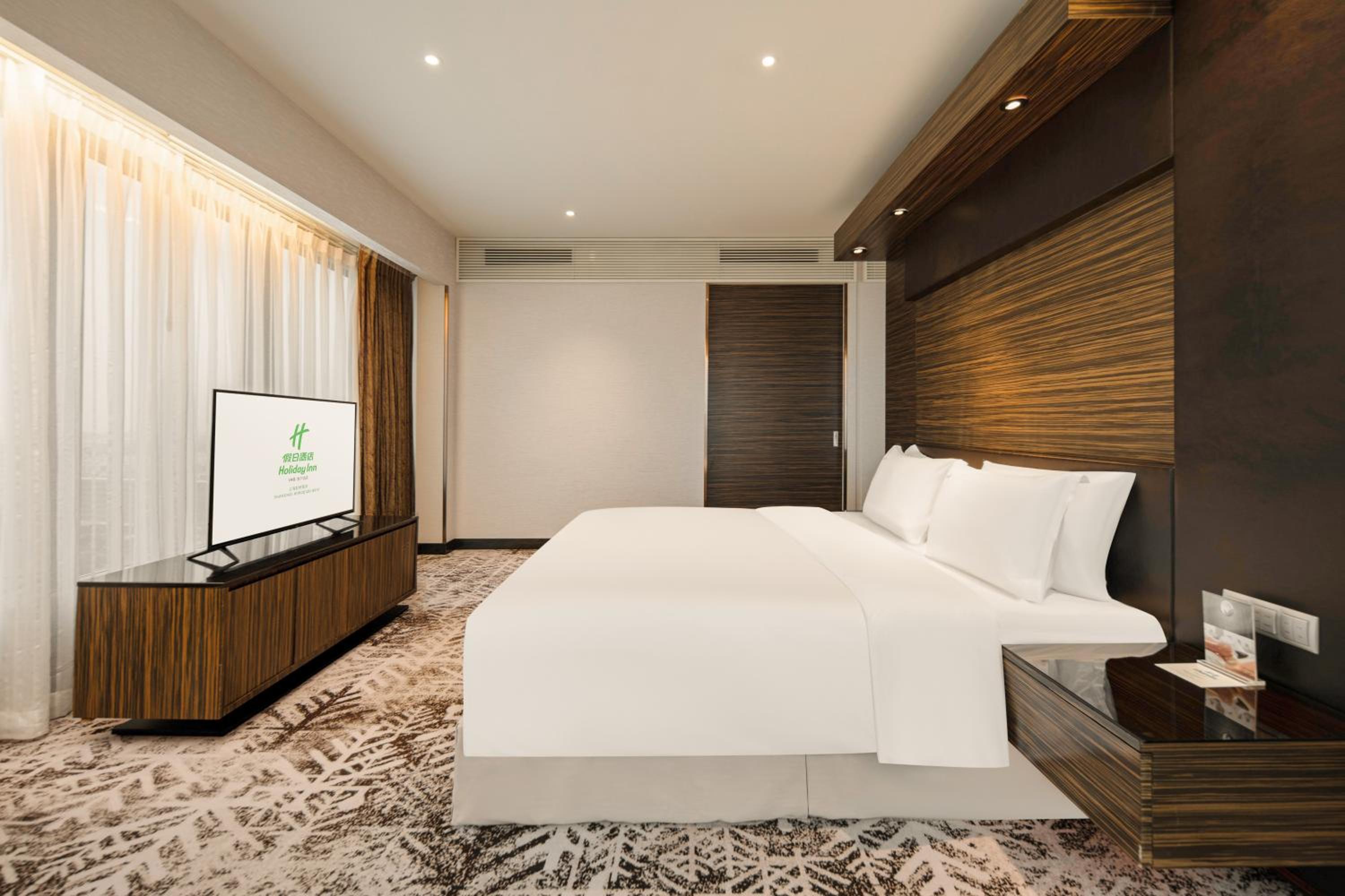 One-Bedroom King Suite with Dining Area photo 3