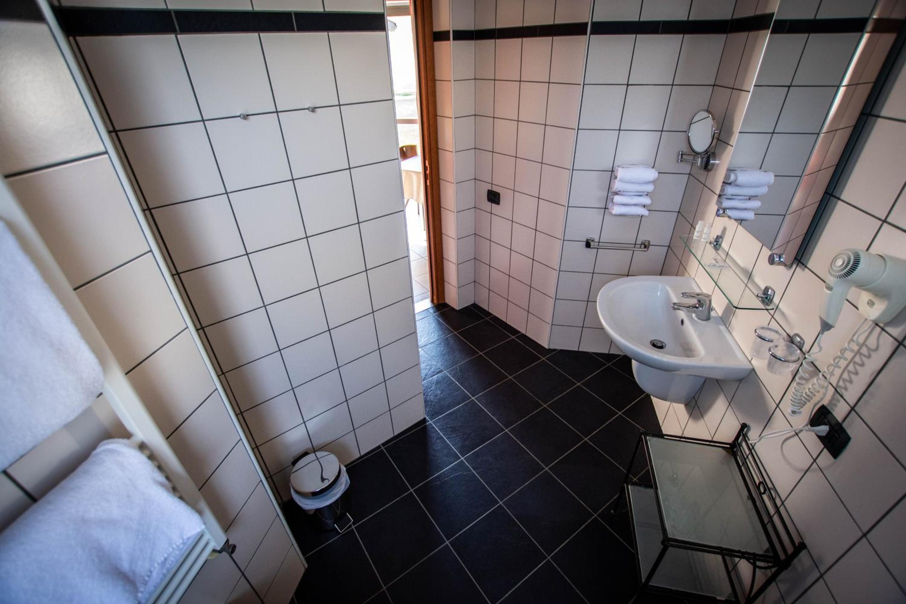 Standard Double Room - Photo 20