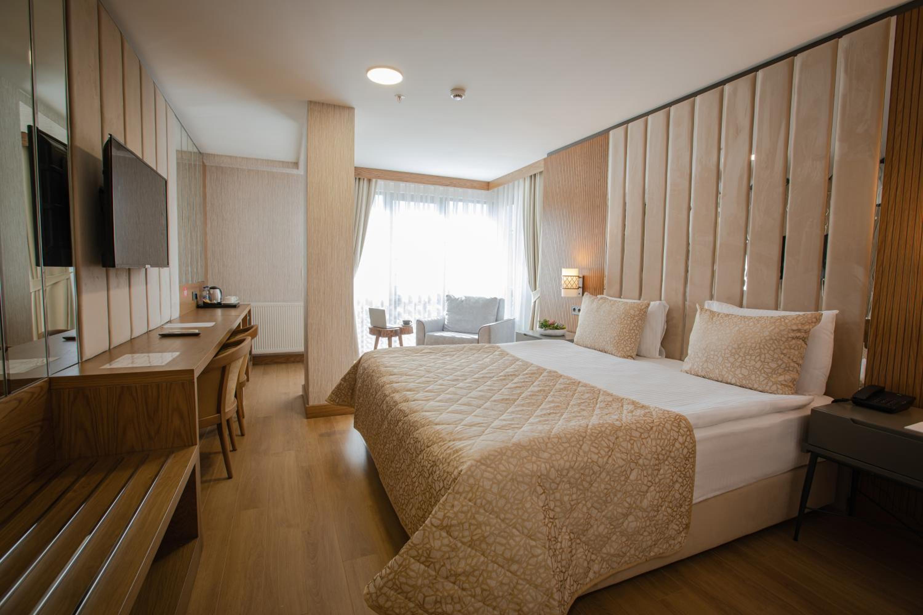 Deluxe Double Room with Balcony - Photo 4