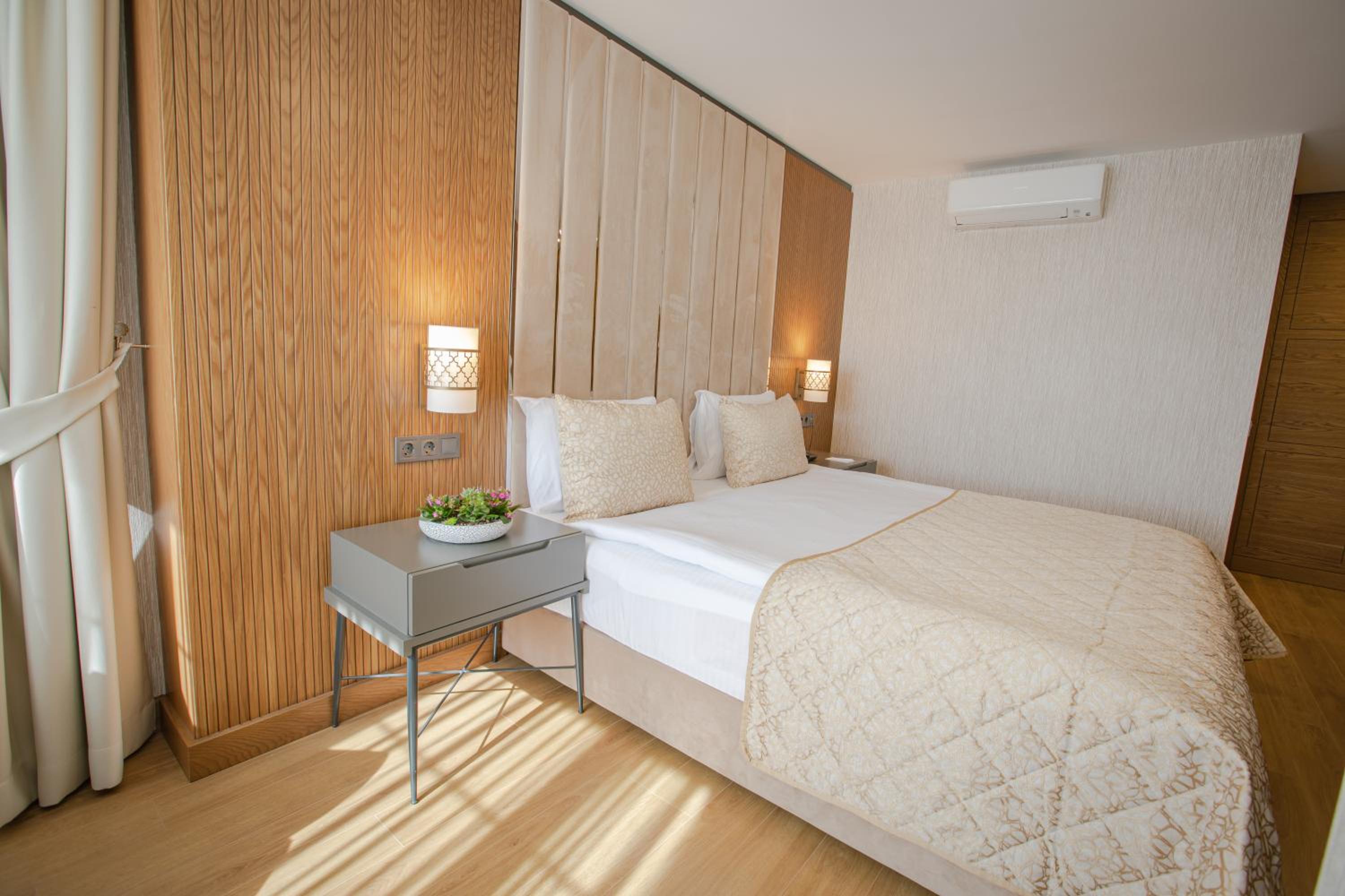 Deluxe Double Room with Balcony - Photo 2