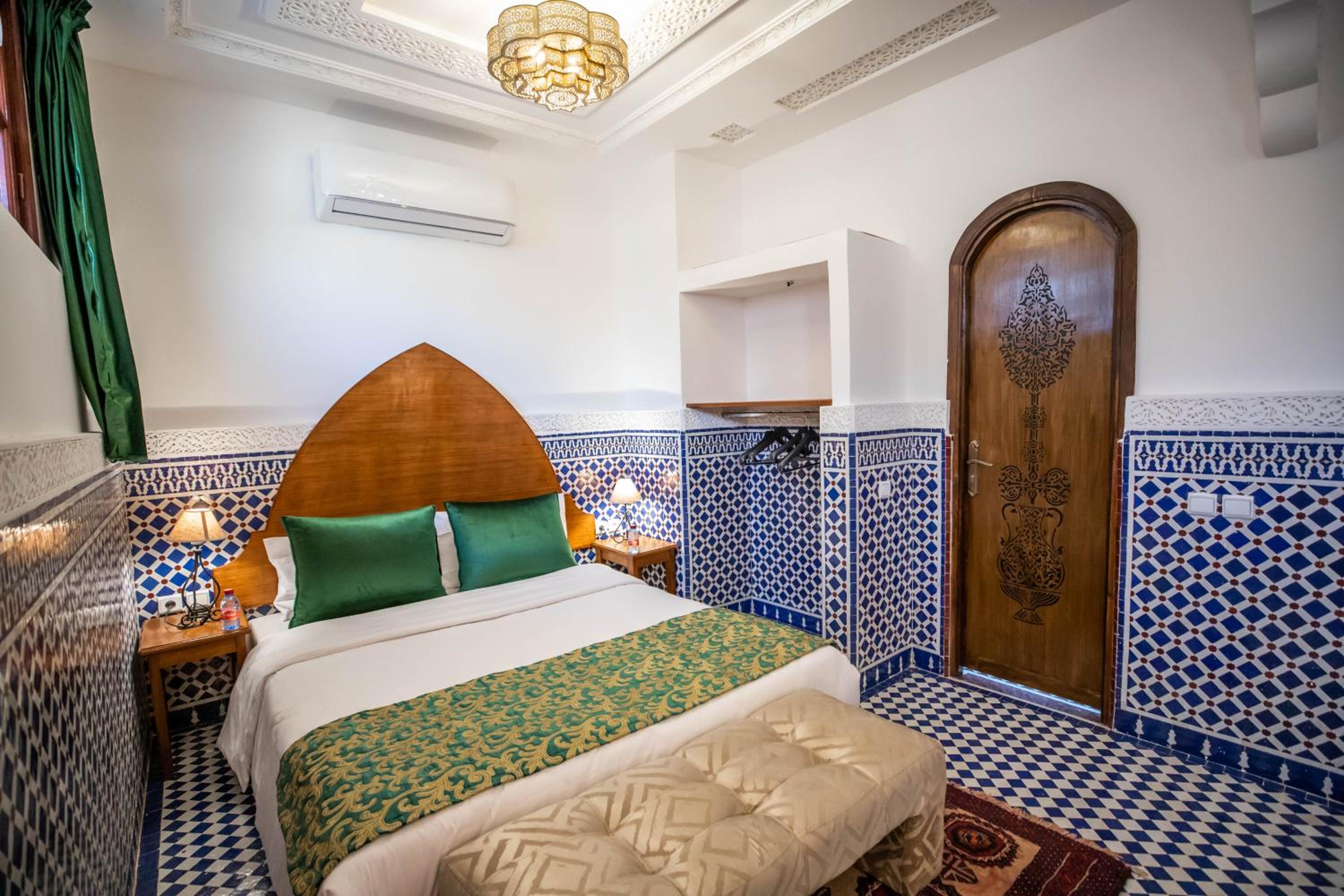 Deluxe Family Suite - Photo 10